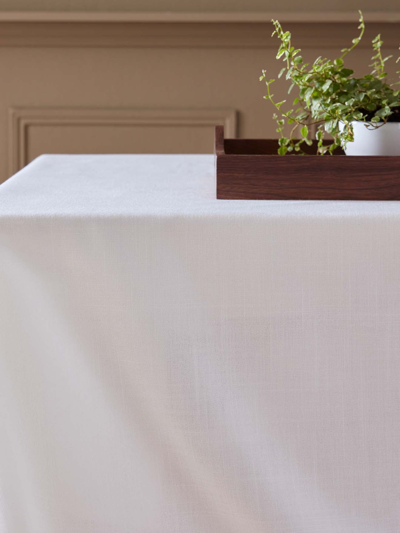Linen-look stain-resistant tablecloth