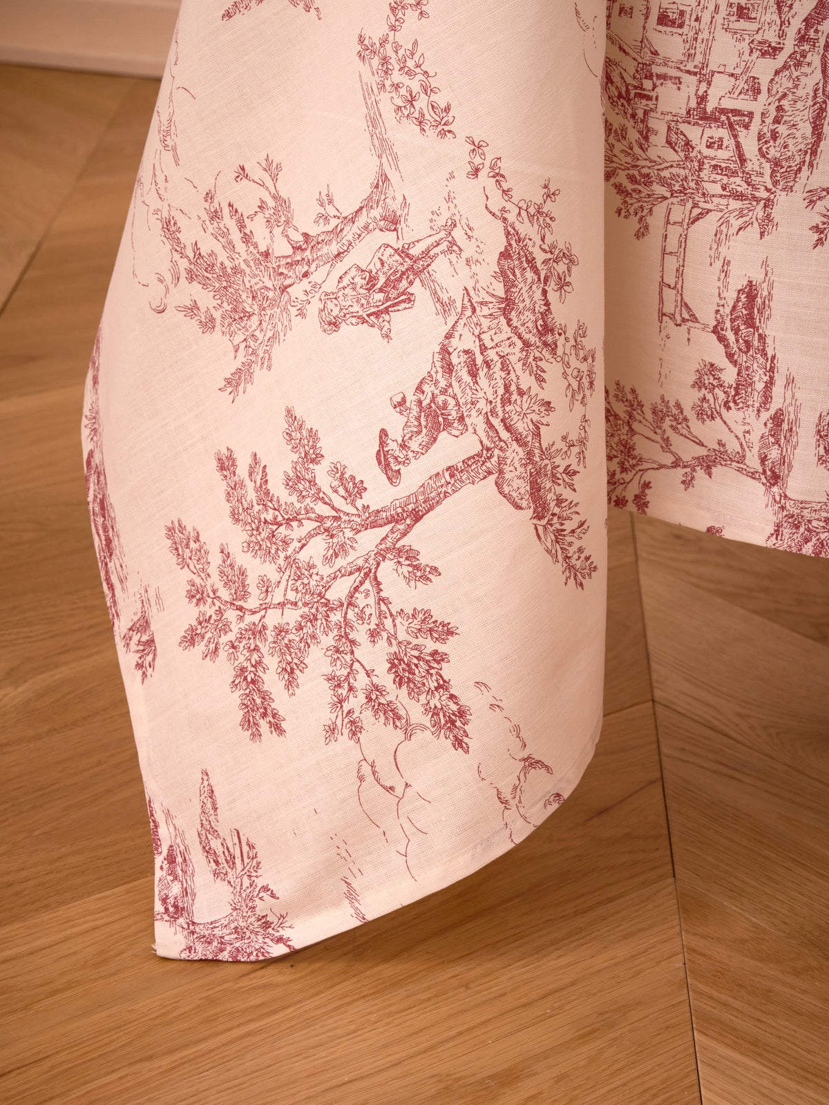 Jouy-inspired woven cotton tablecloth
