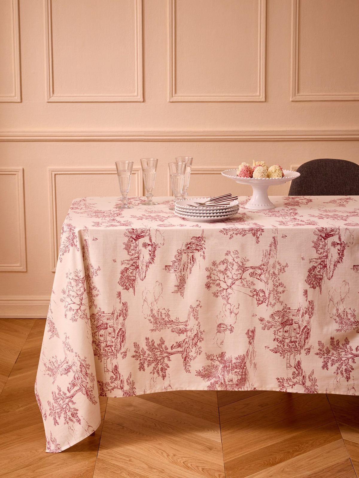 Jouy-inspired woven cotton tablecloth