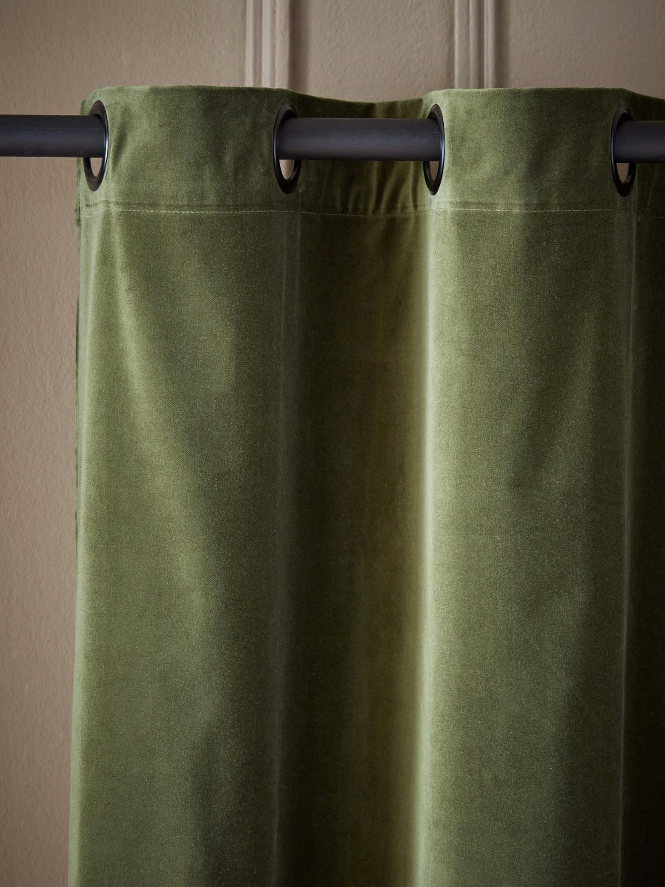 Velvet curtain with eyelets