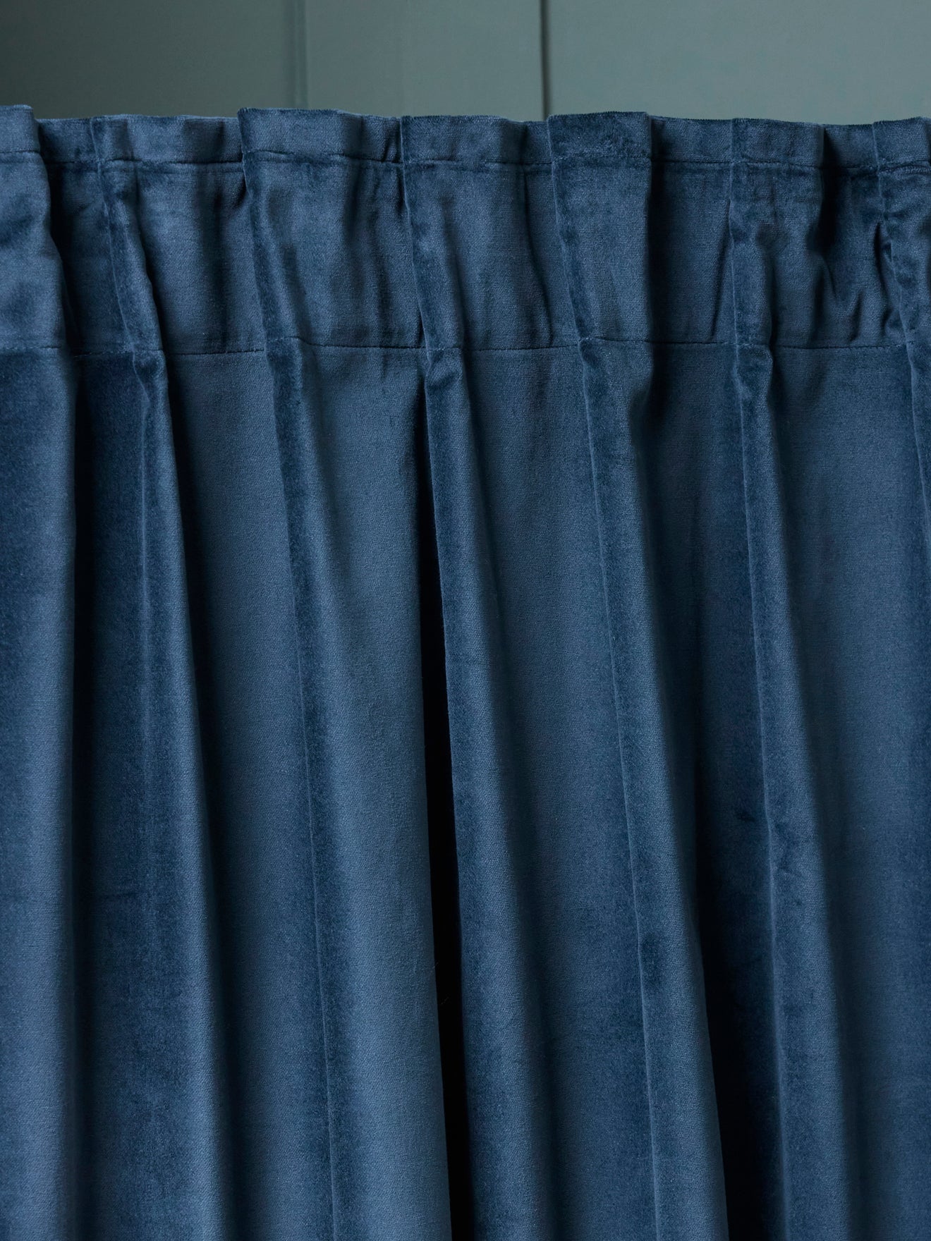 Velour curtain with header tape