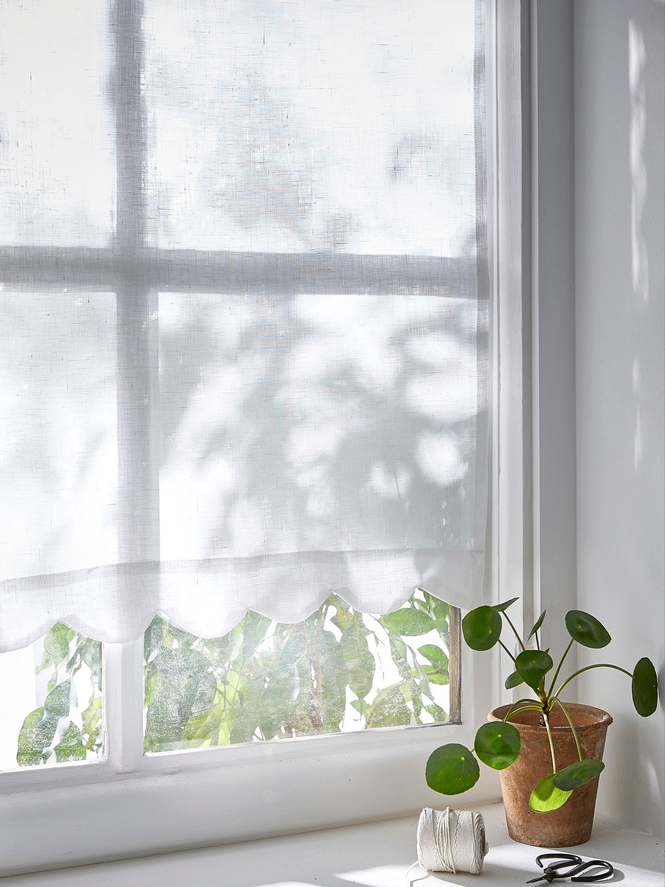 Scalloped linen half-curtain