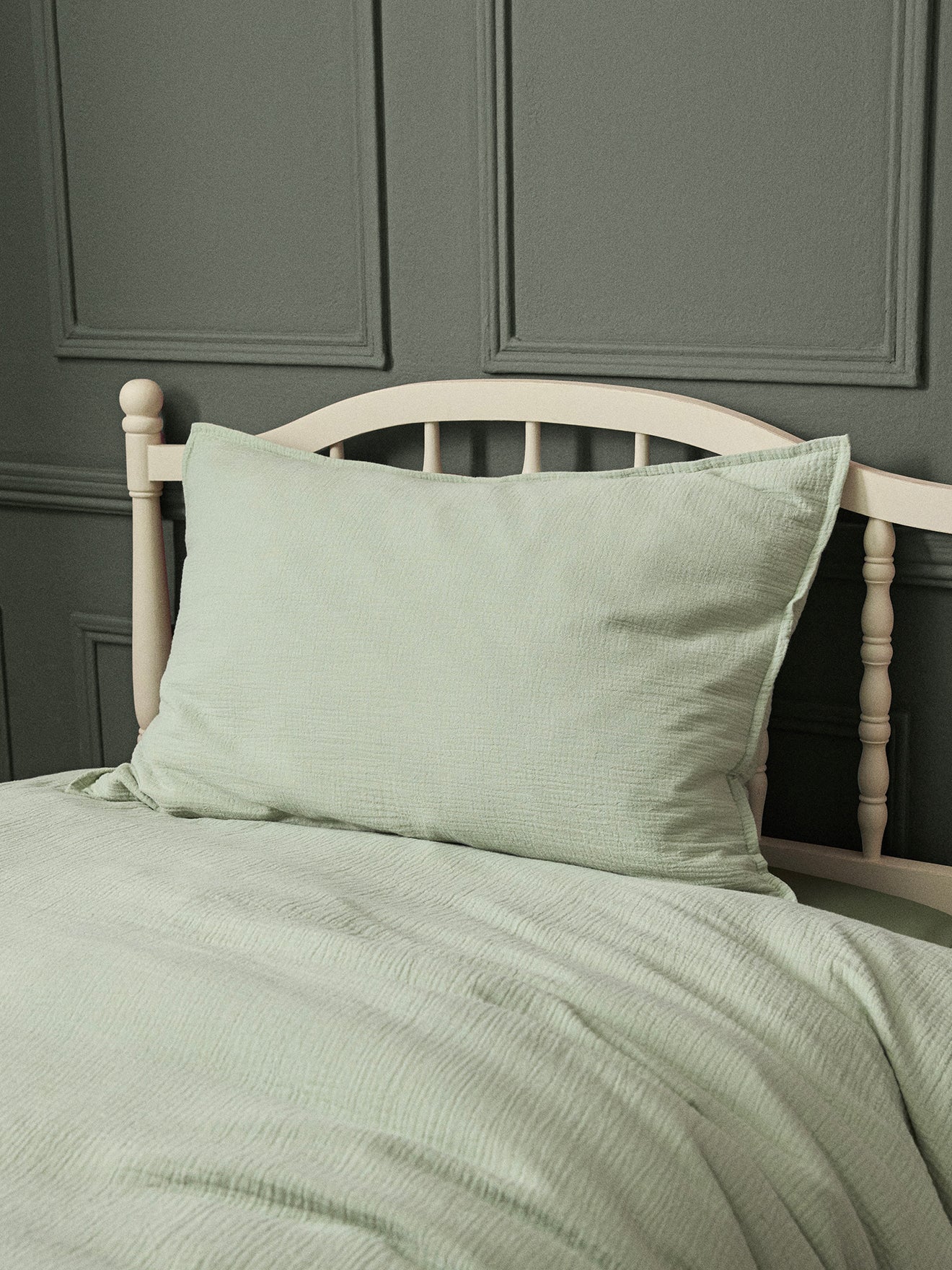 Child's cotton gauze crinkled pillowcase