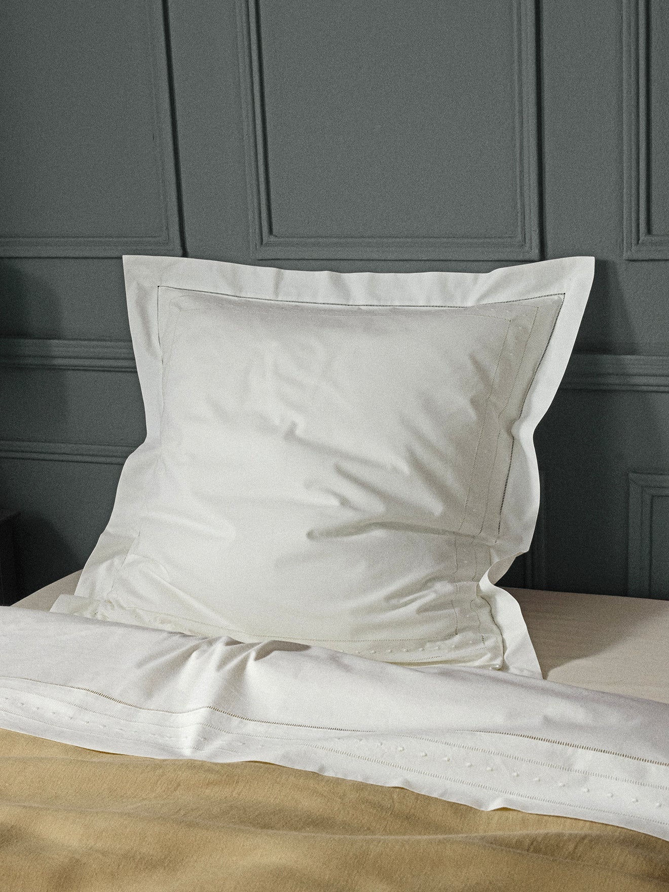 Taie d'oreiller percale de coton brodée "Aglaé"