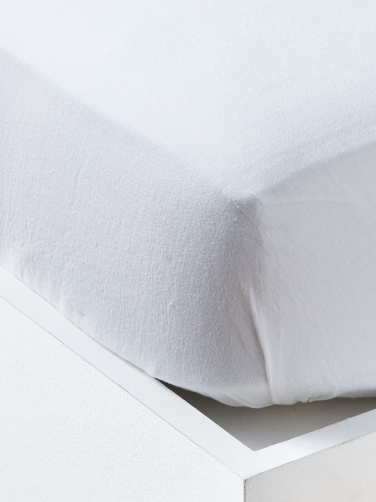 ‟Cocoonˮ solid-color fitted sheet in pre-washed linen