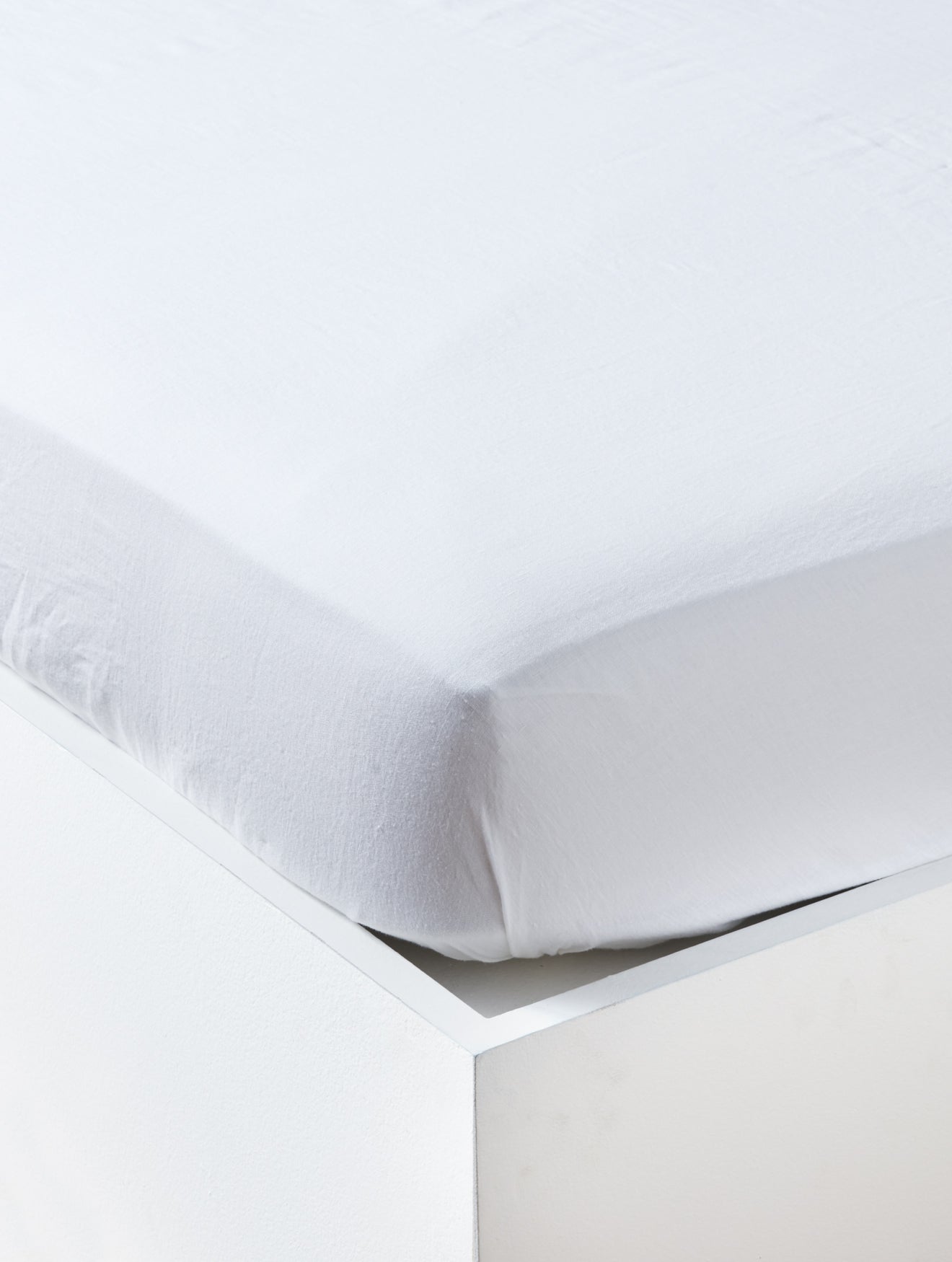 ‟Cocoonˮ solid-color fitted sheet in pre-washed linen
