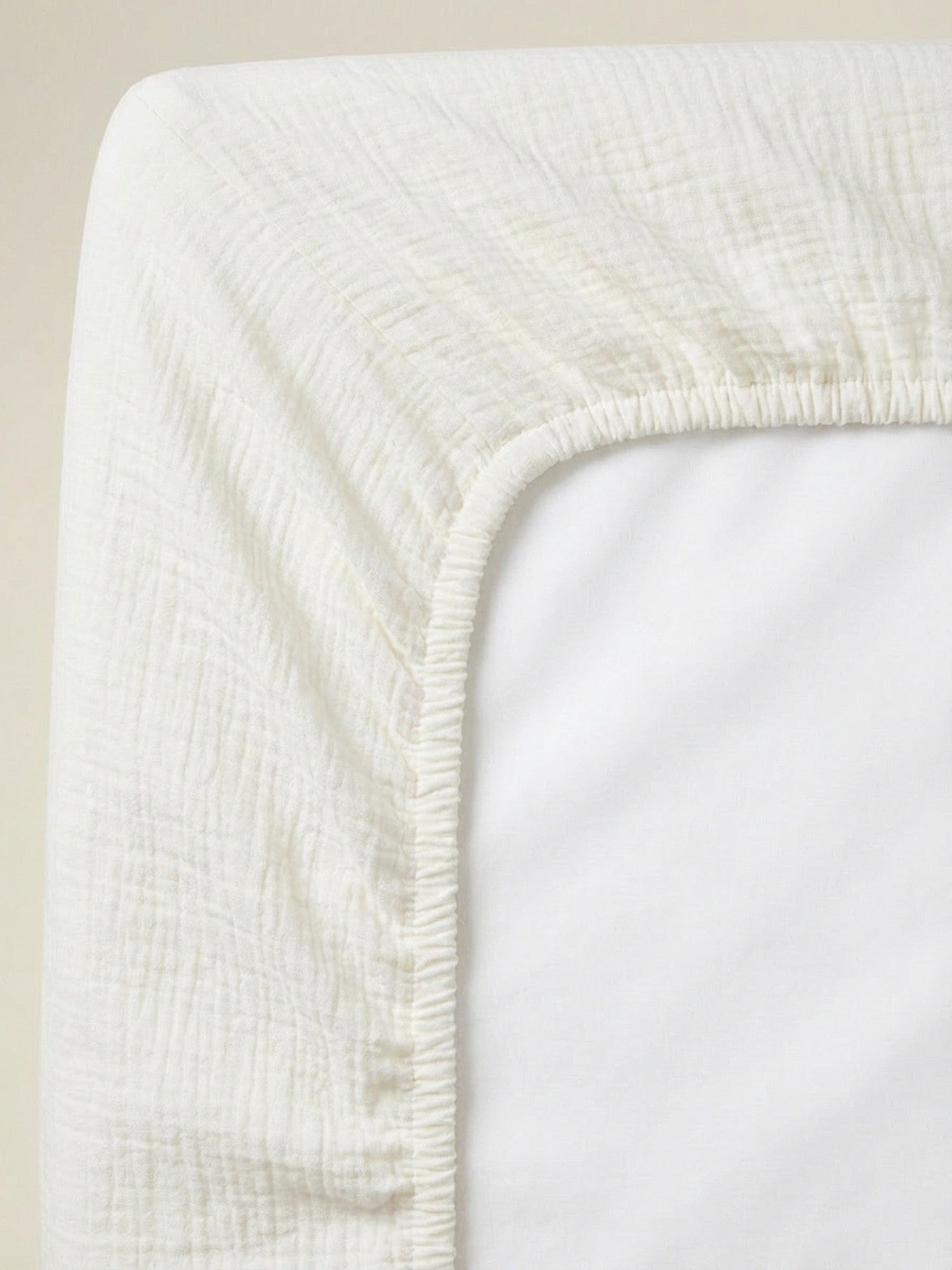 Crinkled cotton gauze fitted sheet