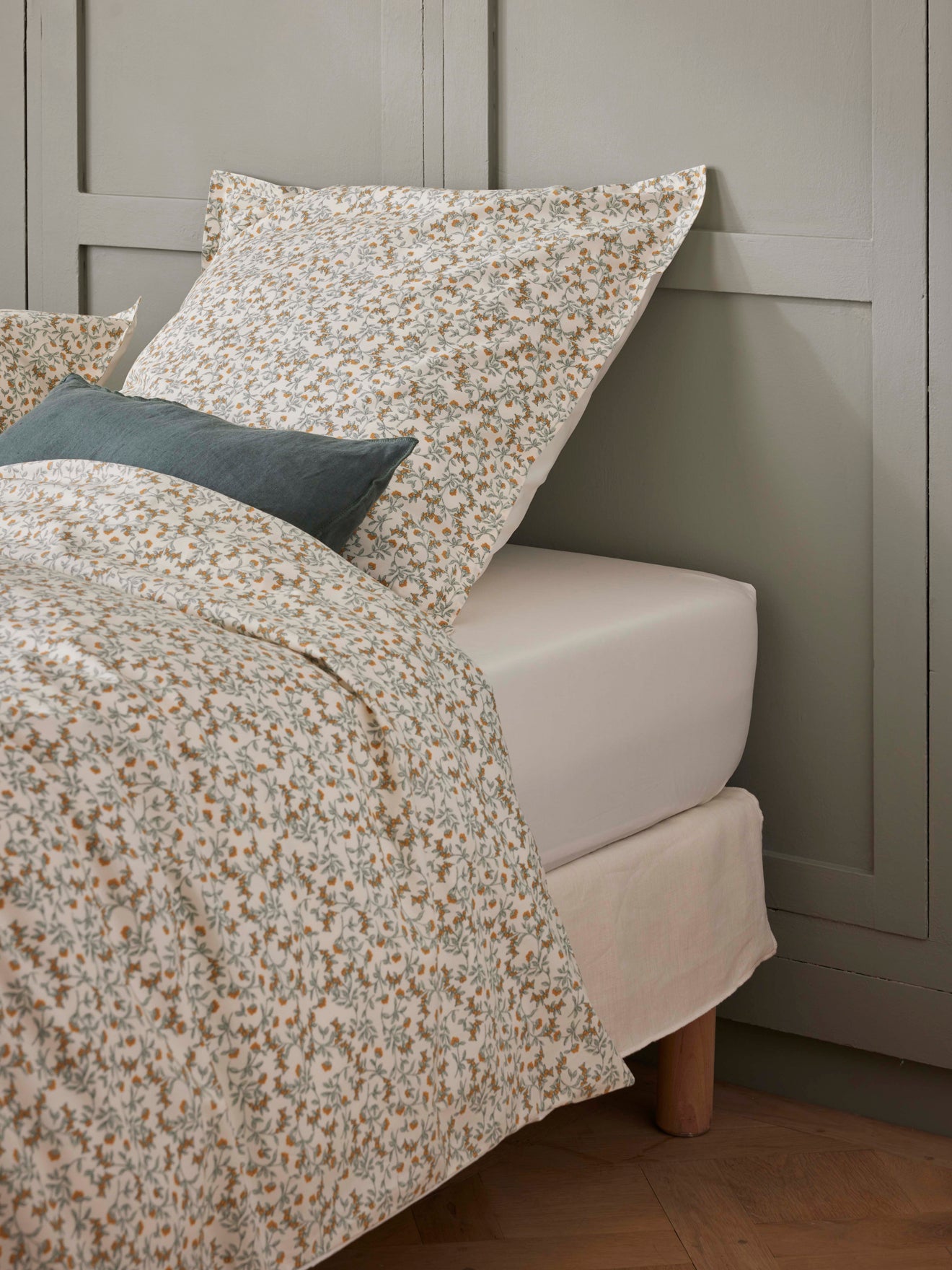 Divine and Wild Berries cotton percale fitted sheet