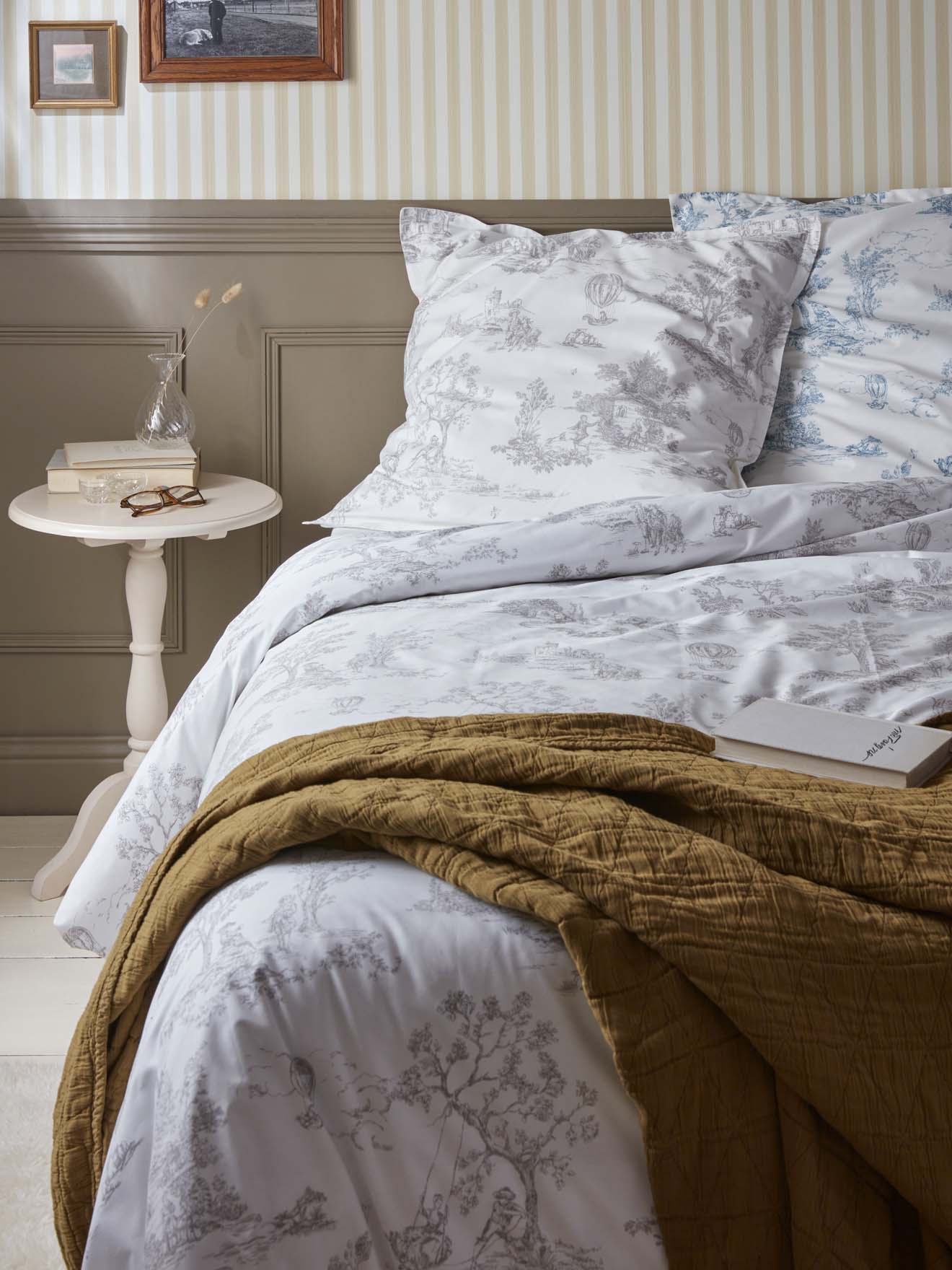 Toile de Jouy inspired cotton percale duvet cover