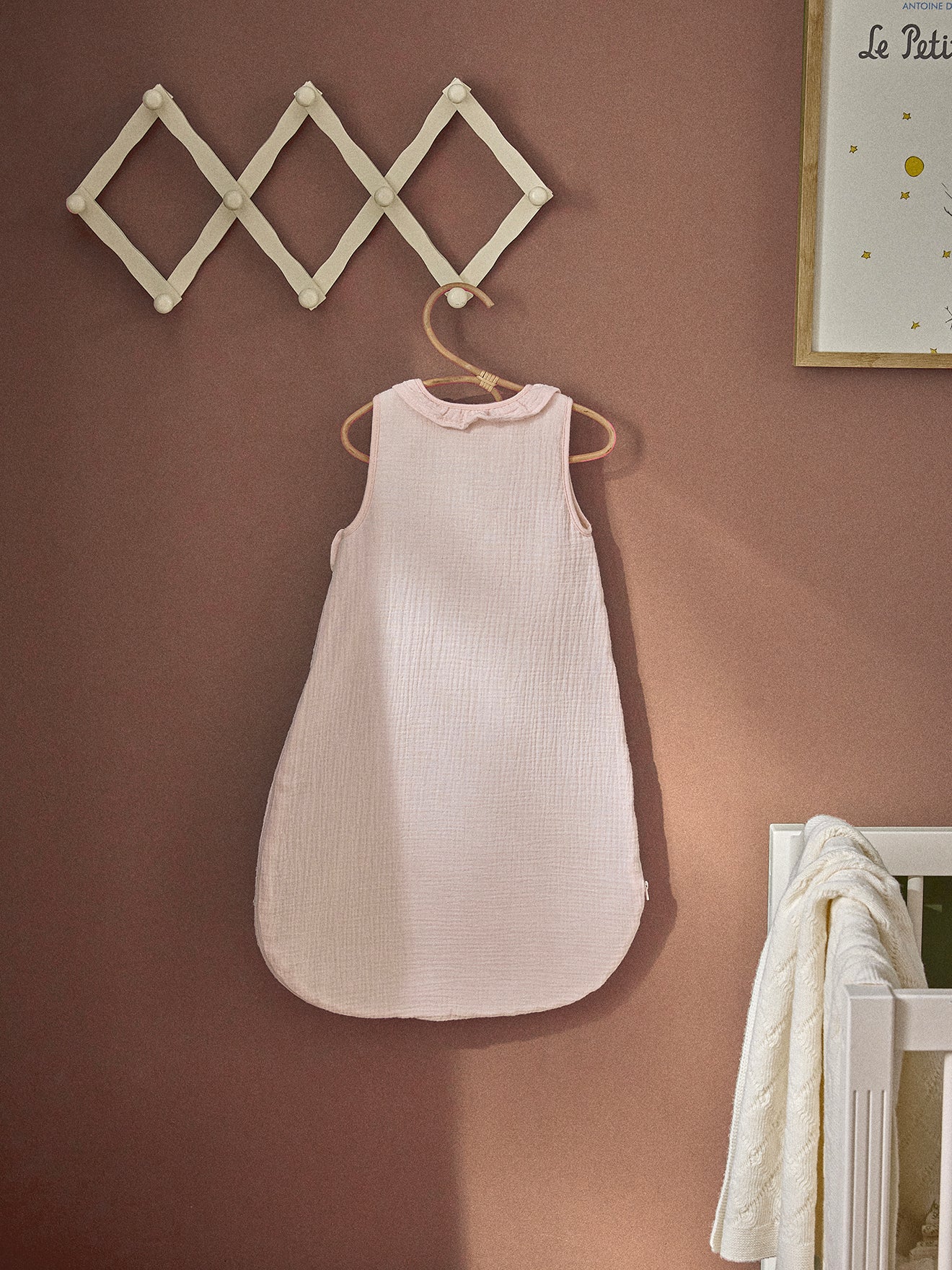 Sleepsack with a frilly neckline in organic cotton gauze TOG  2