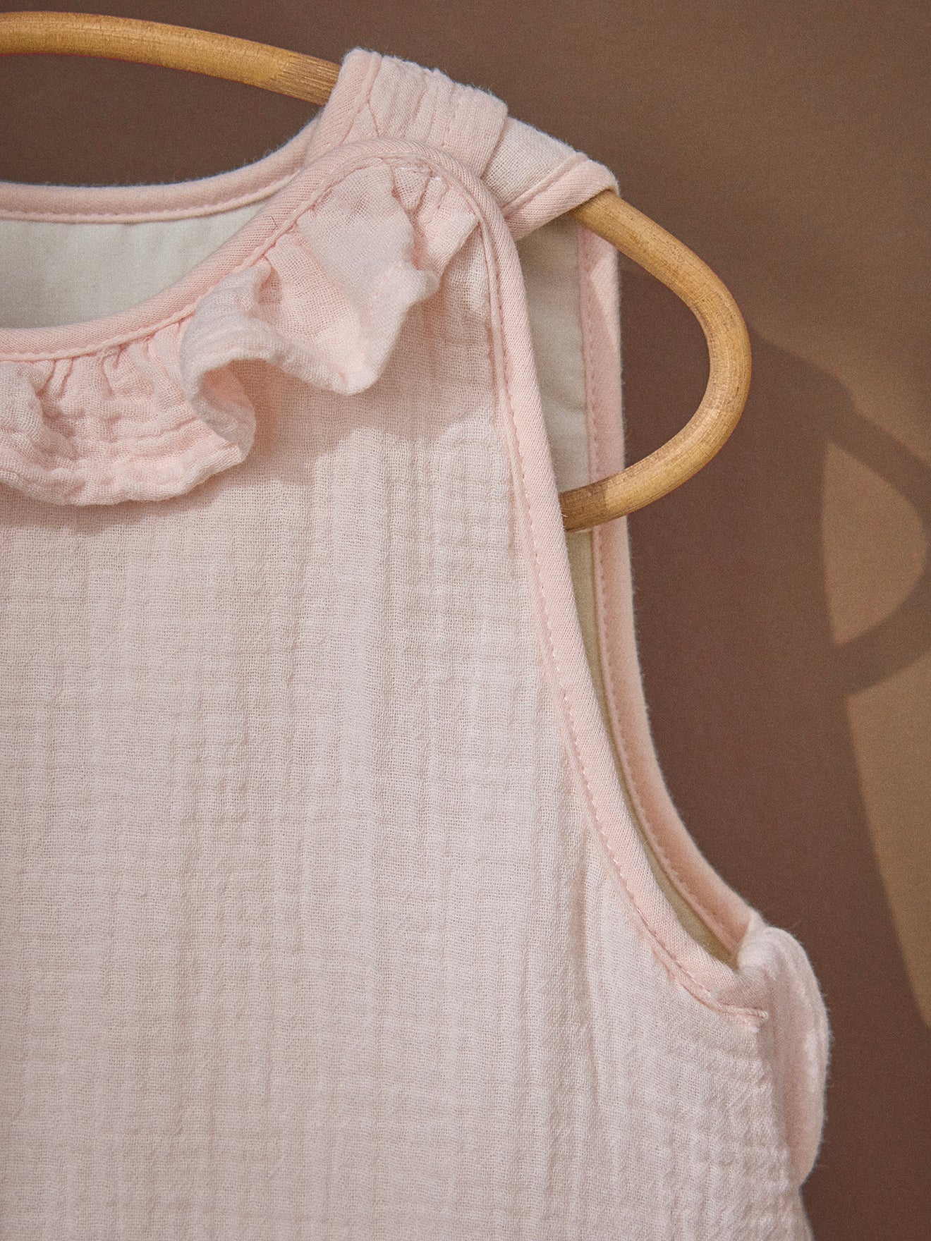 Sleepsack with a frilly neckline in organic cotton gauze TOG  2