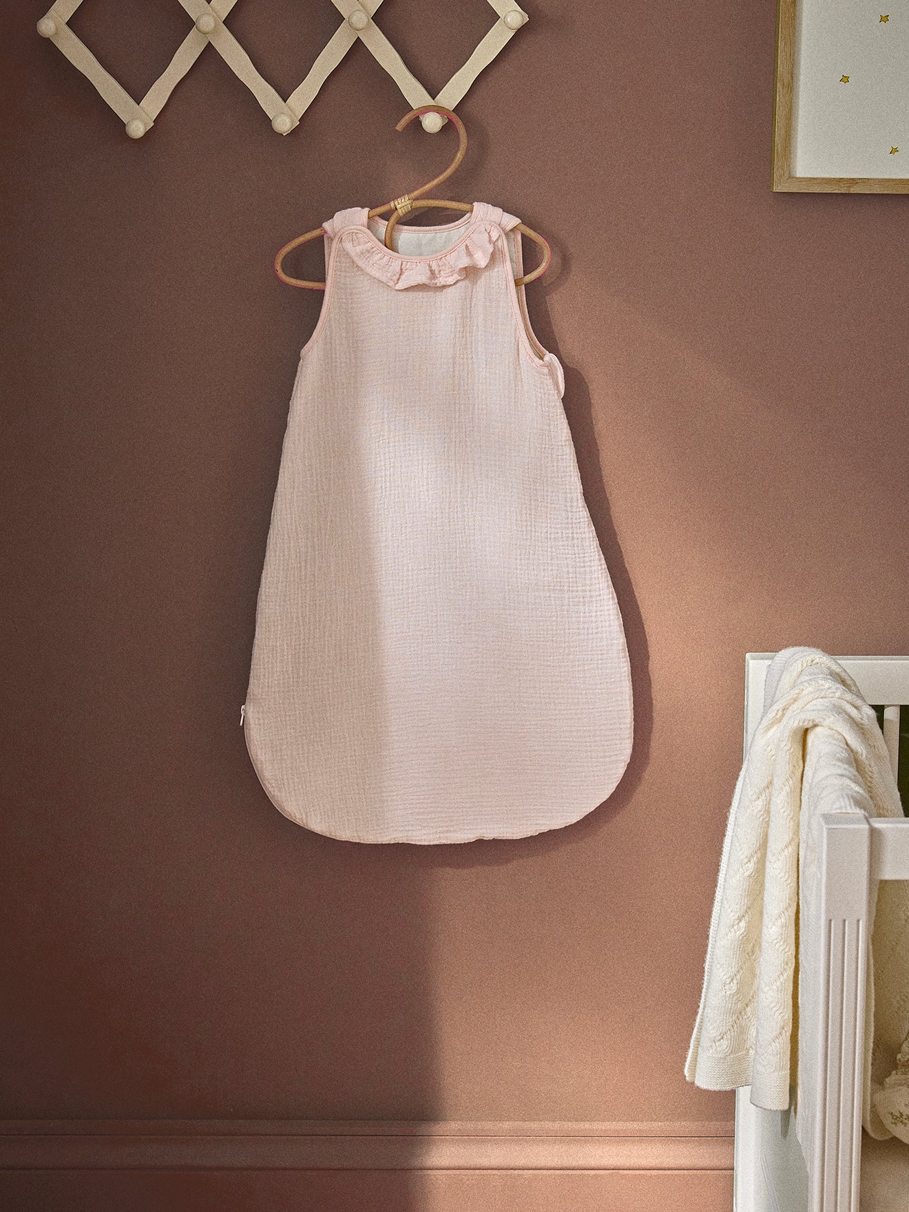 Sleepsack with a frilly neckline in organic cotton gauze TOG  2