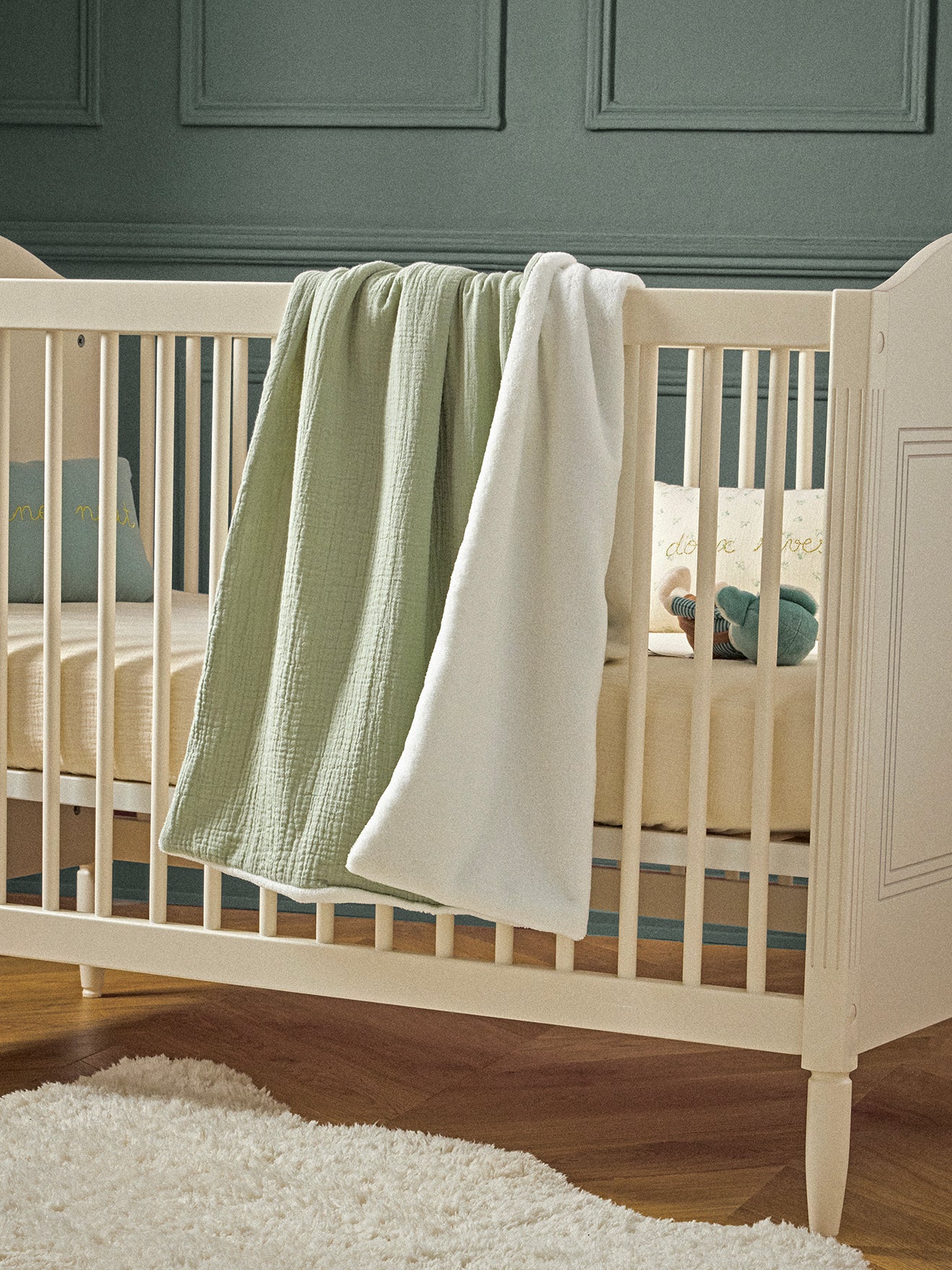 Honeycomb cotton and micro-fleece baby blanket