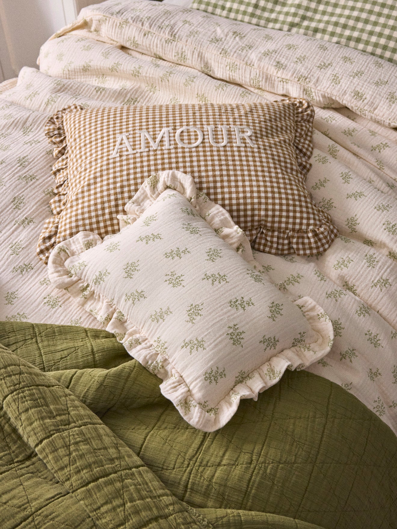 Cotton gauze cushion with ruffle