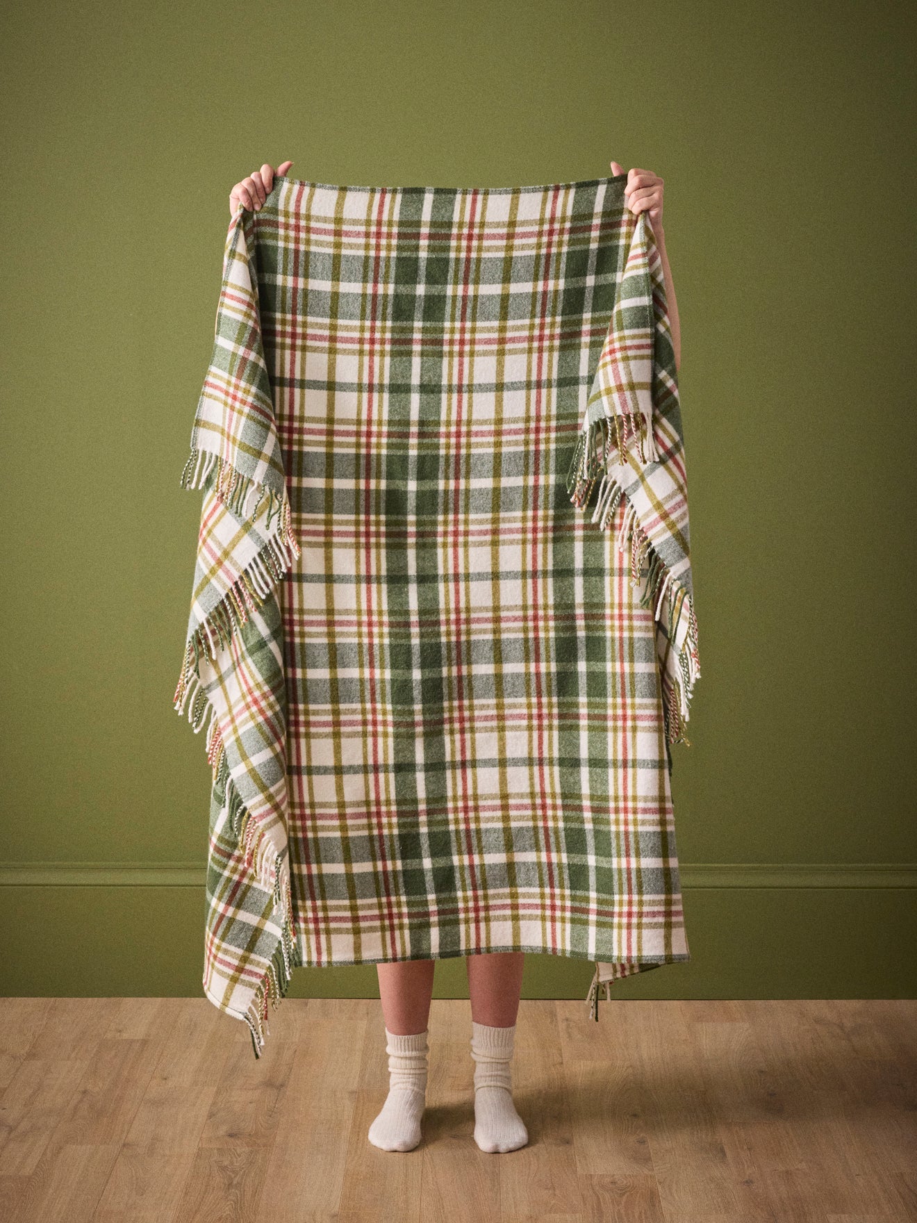 Wool-rich tartan throw blanket