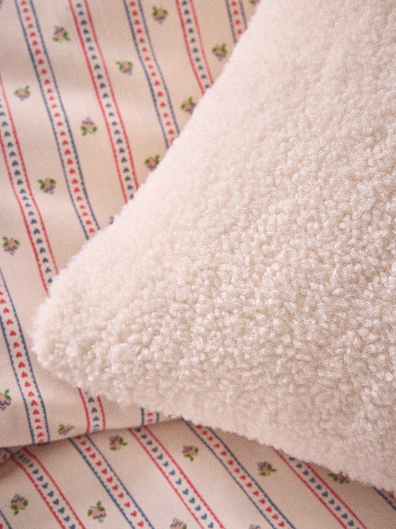 Housse de coussin sherpa et imprimé Avril