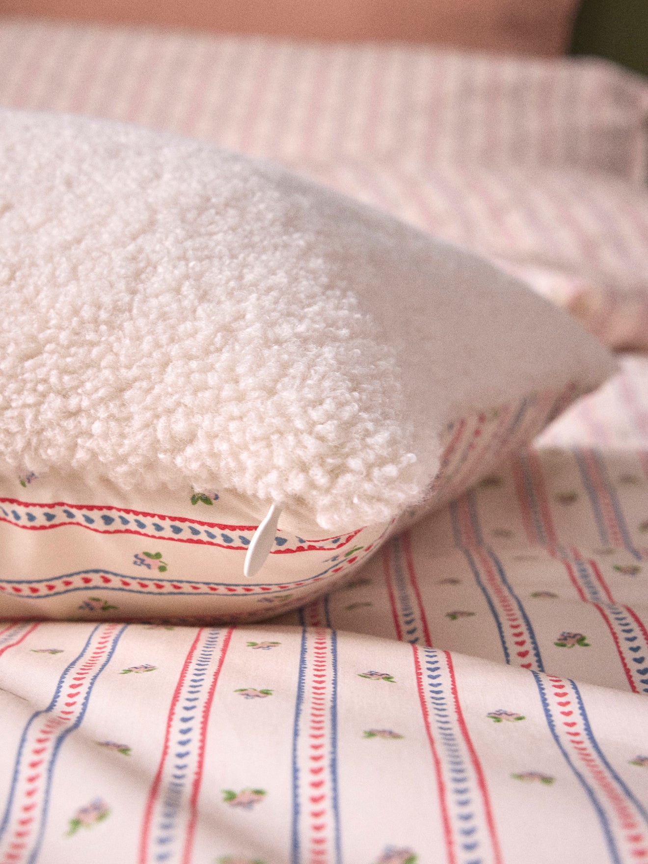 Housse de coussin sherpa et imprimé Avril