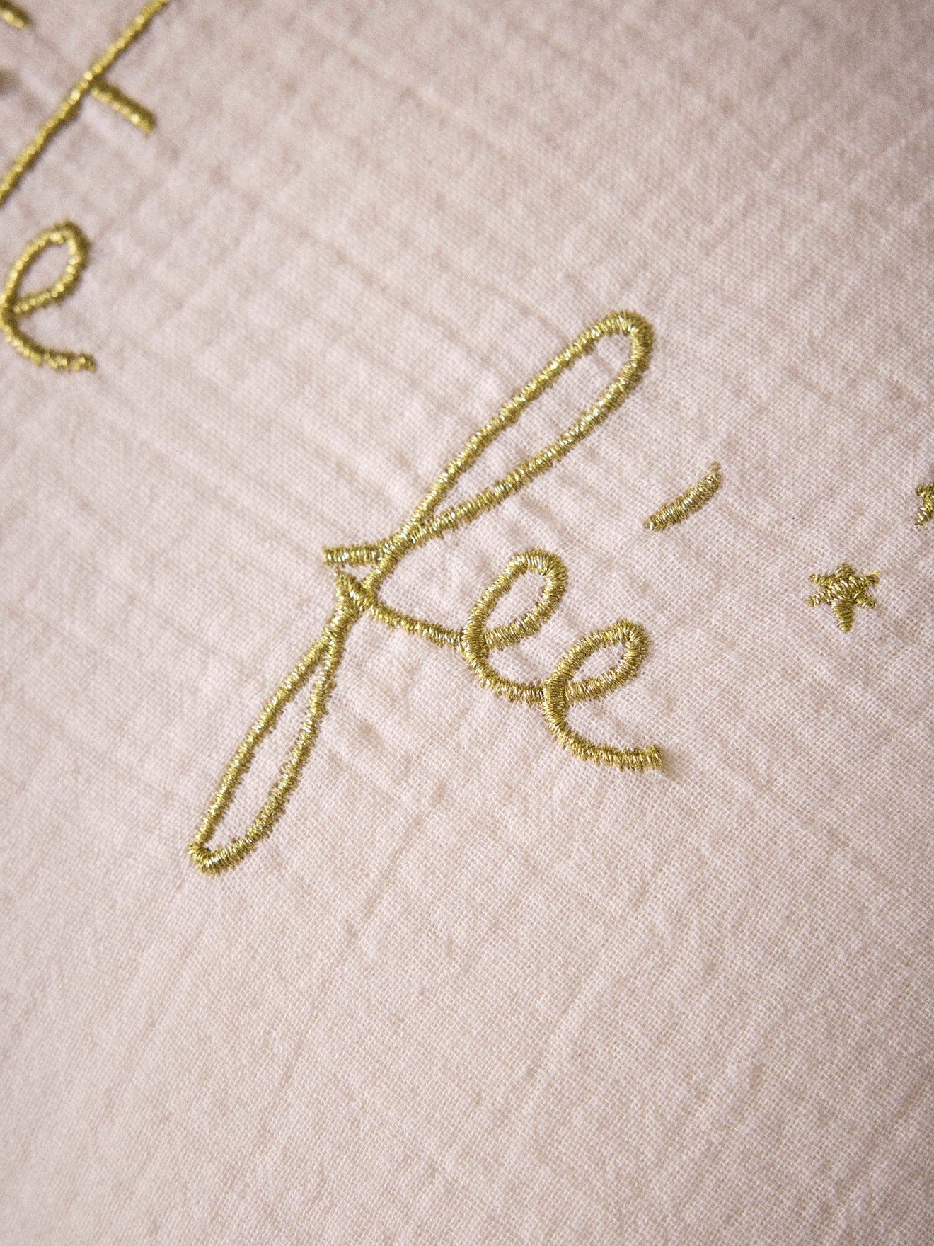 Coussin volanté en gaze et broderie dorée