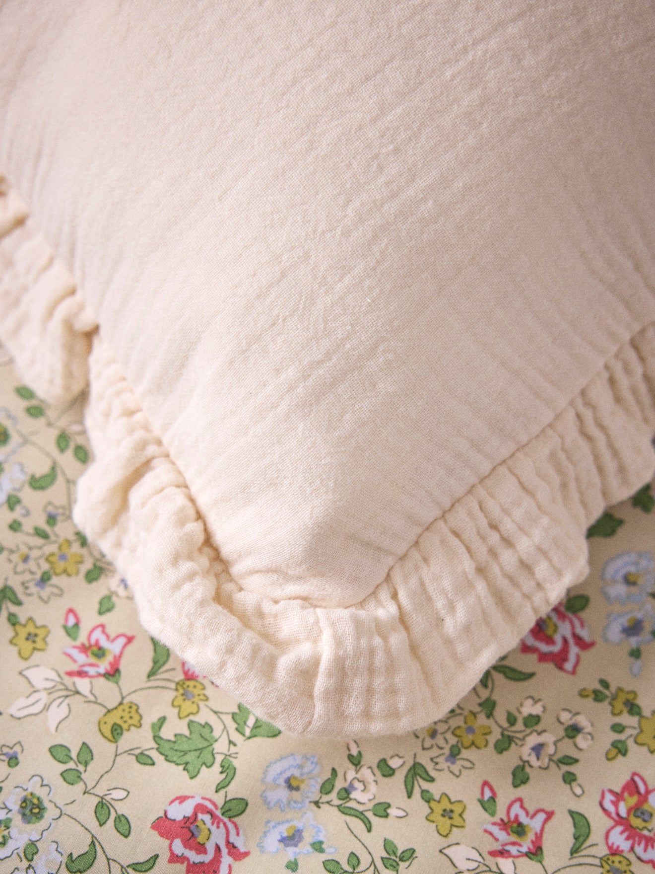 Coussin volanté en gaze et broderie dorée