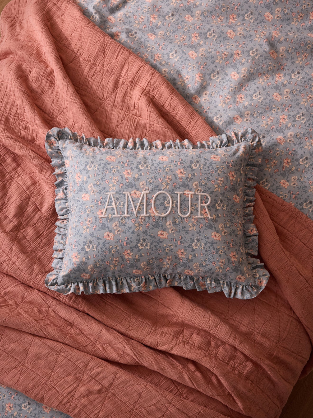 Coussin brodé Amour