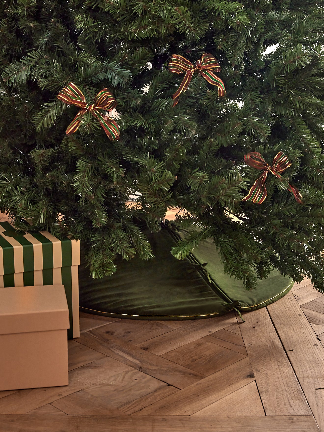 Jupe De Sapin Noël Dorée – 44 Pouces – Velours Et Satin Brodé