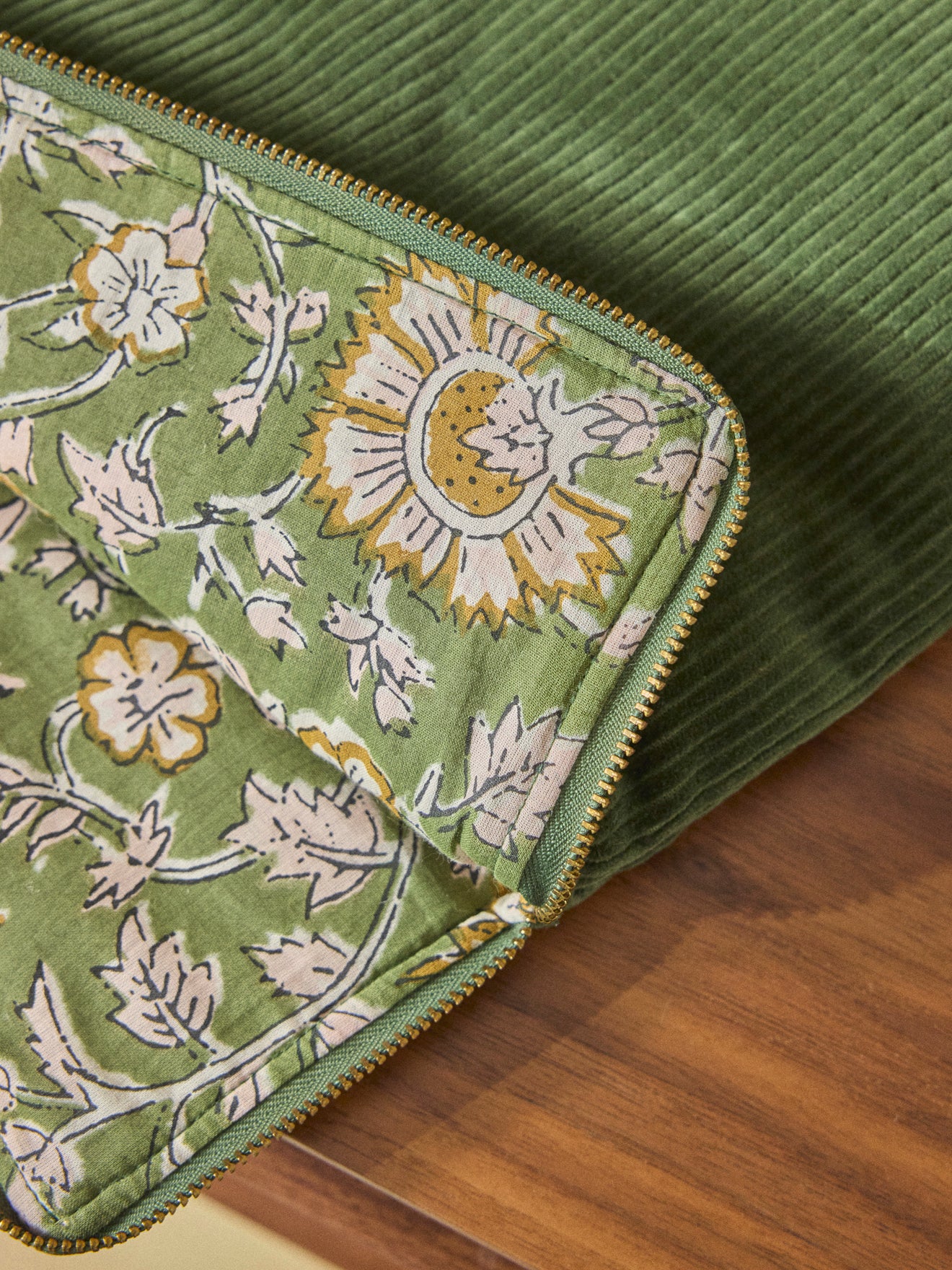 Pochette ordinateur en velours côtelé