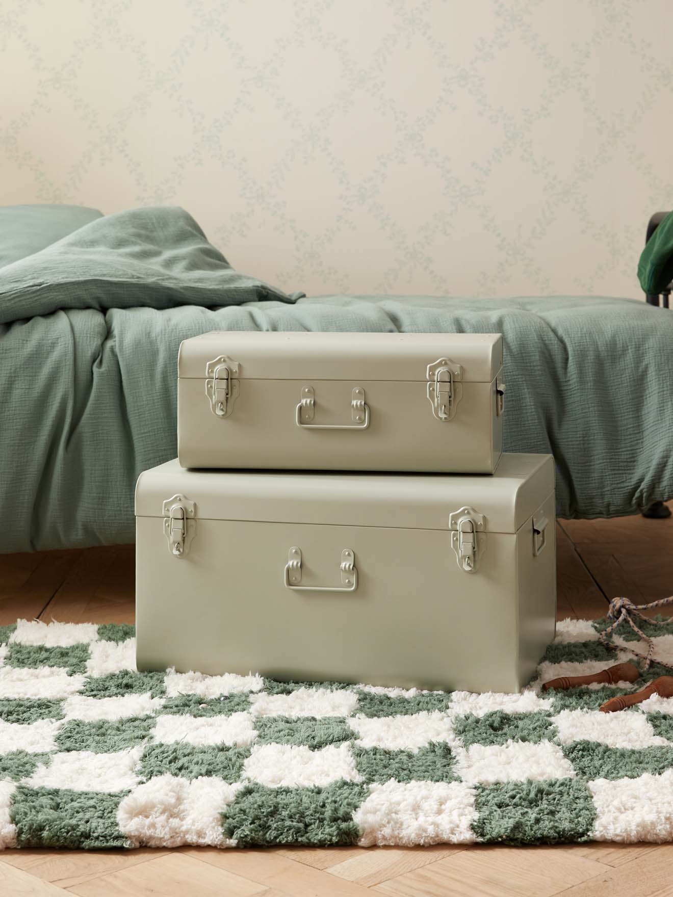 Metal storage trunk