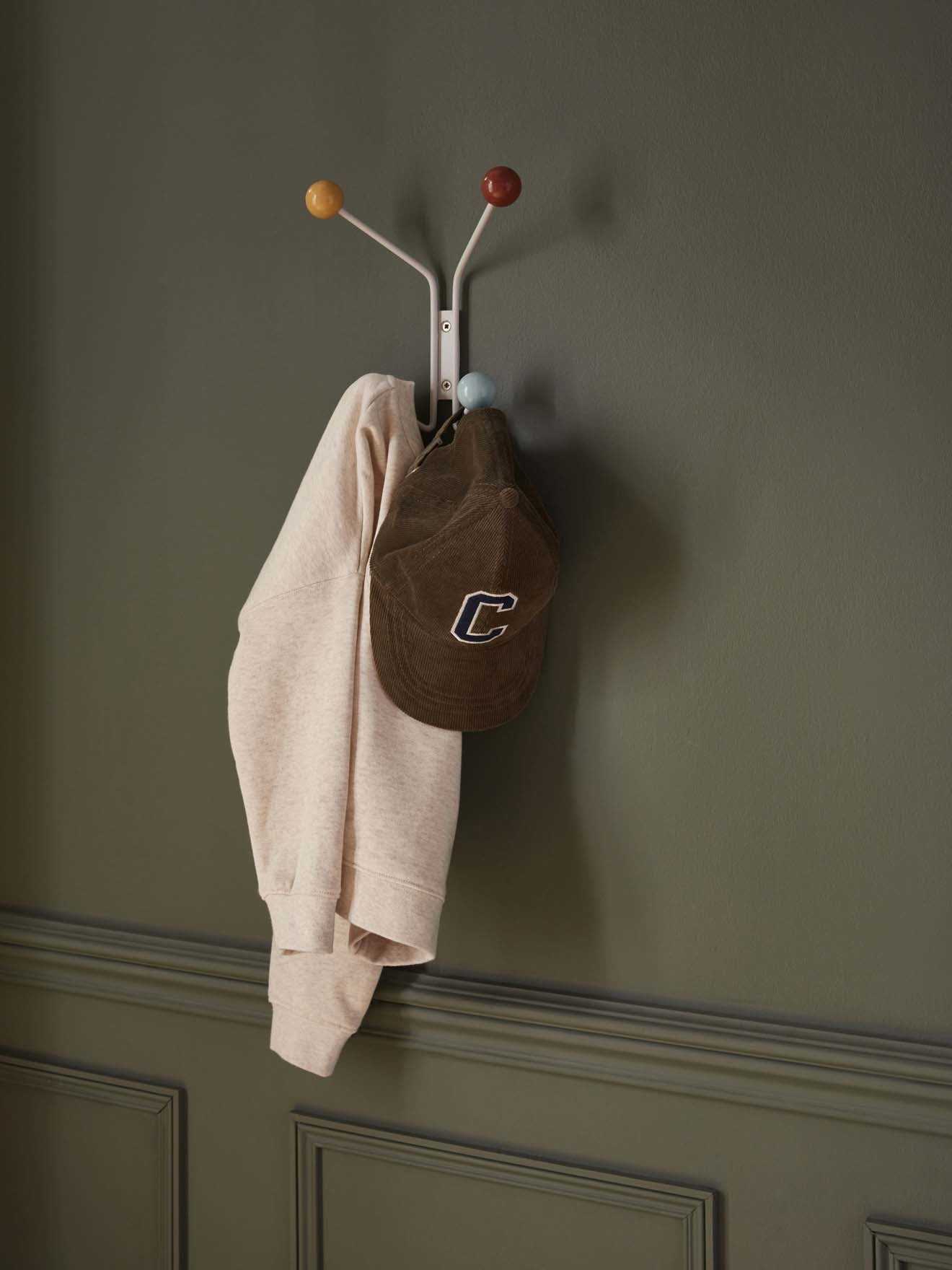 Alice metal coat rack with 4 wooden balls