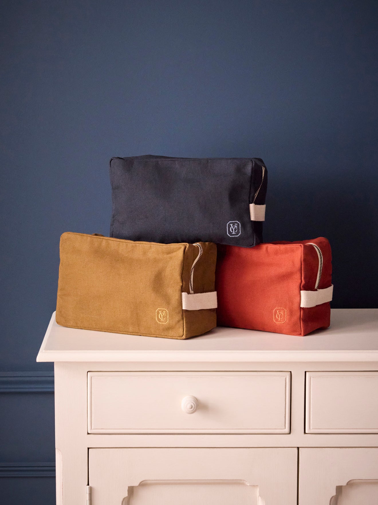 Toiletries case in plain canvas