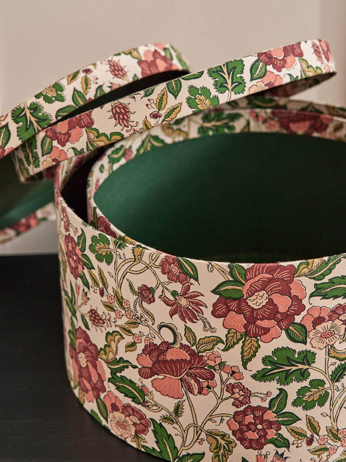 Round "Christmas in Bloom" box, set of 2