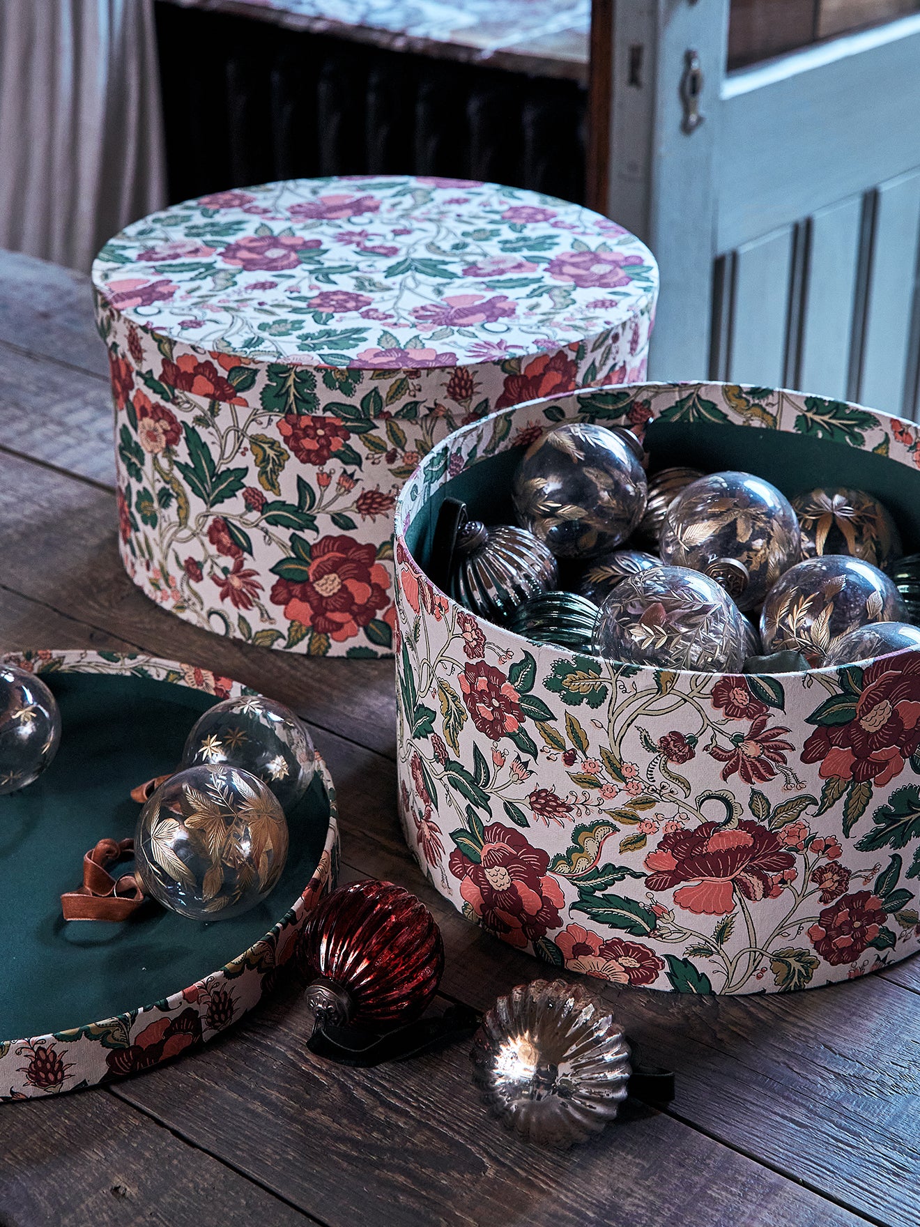 Round "Christmas in Bloom" box, set of 2