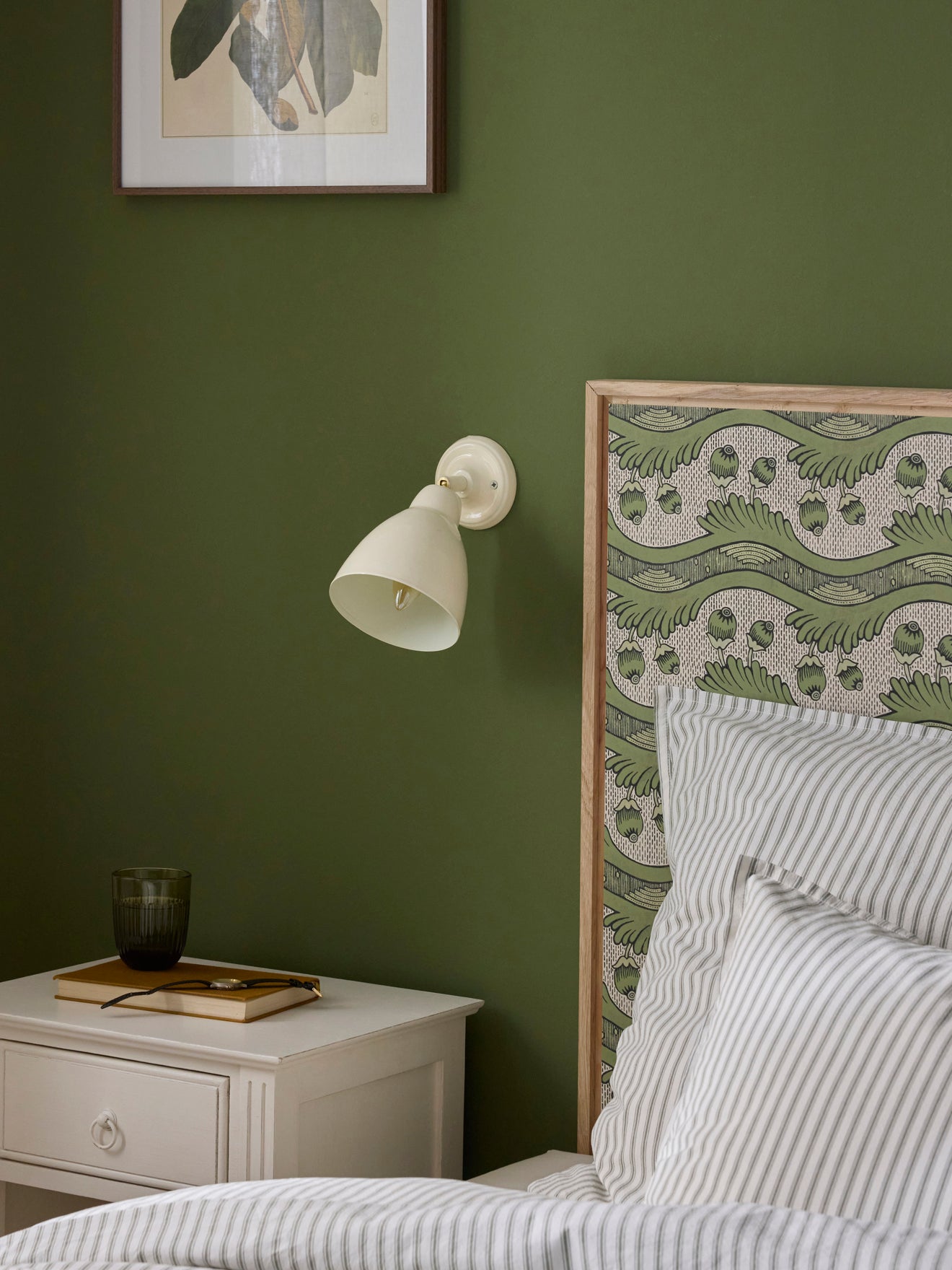 Auguste enameled metal wall lamp