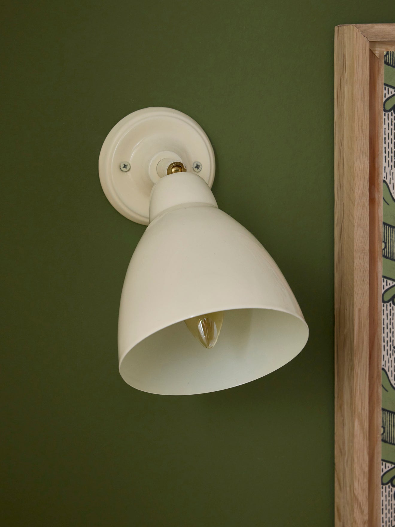 Auguste enameled metal wall lamp
