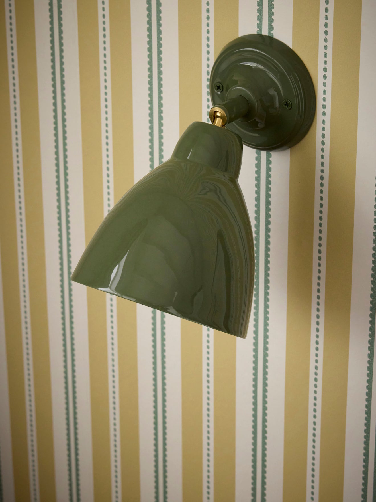 Auguste enameled metal wall lamp