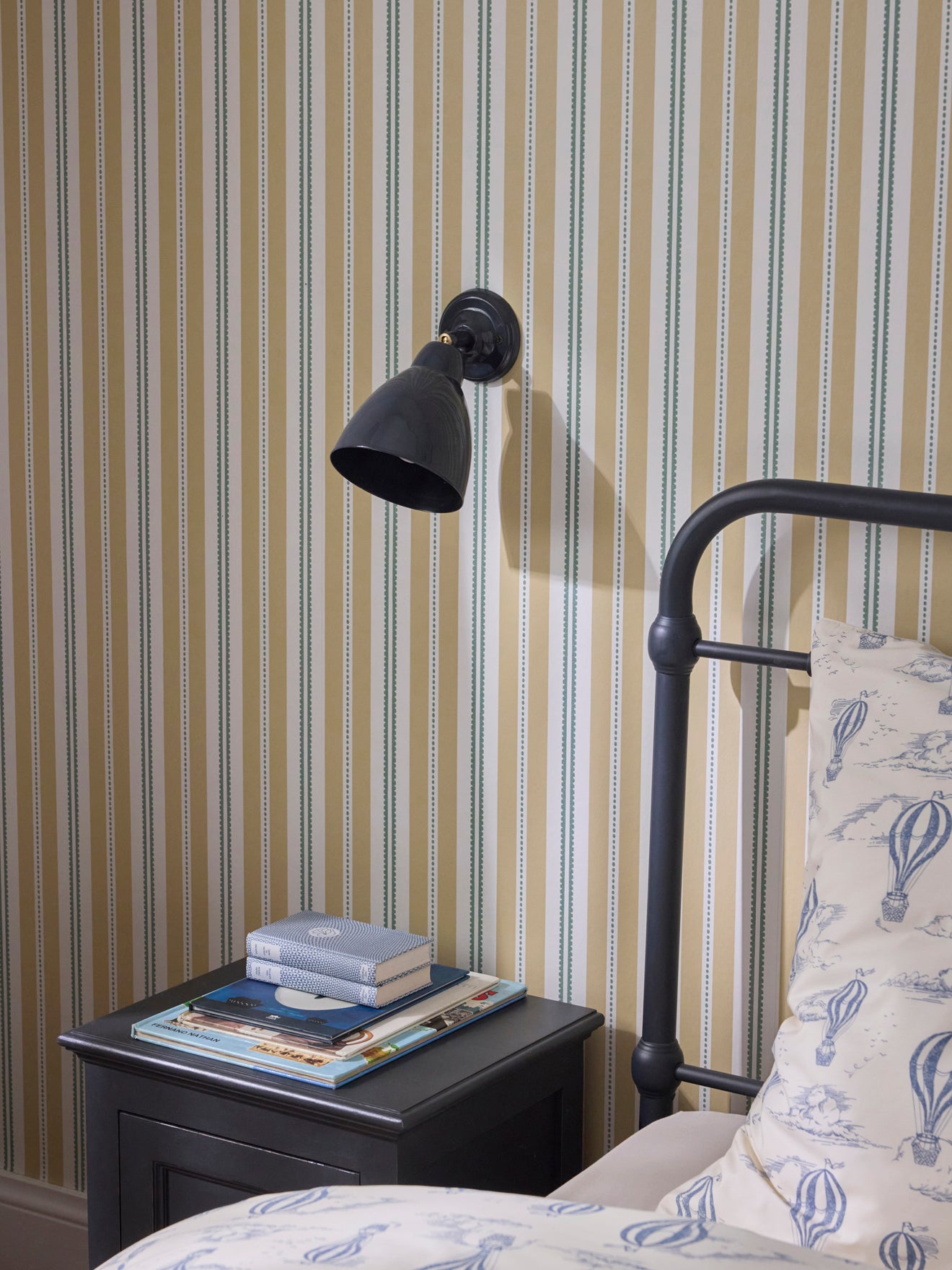 Auguste enameled metal wall lamp