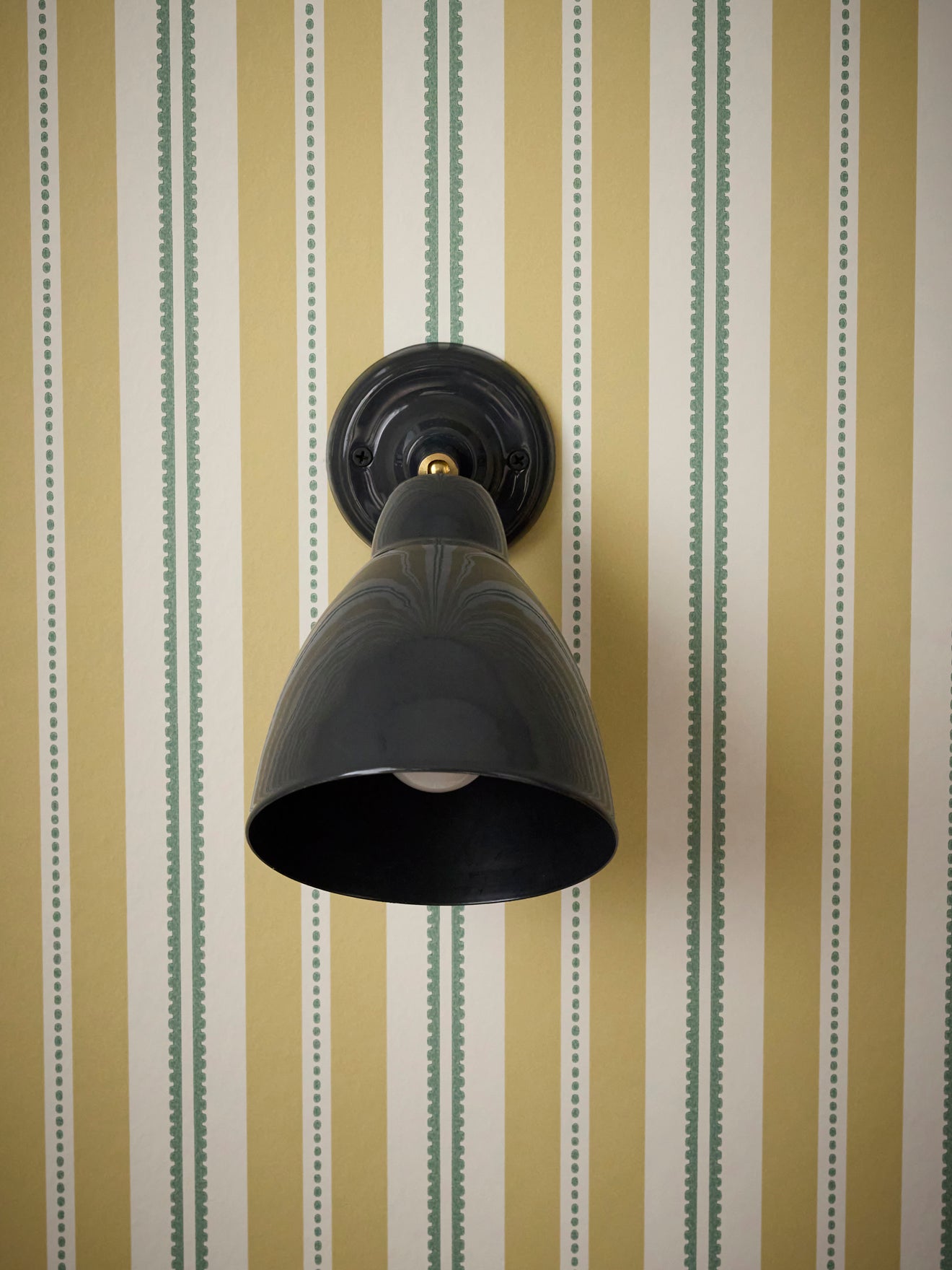 Auguste enameled metal wall lamp