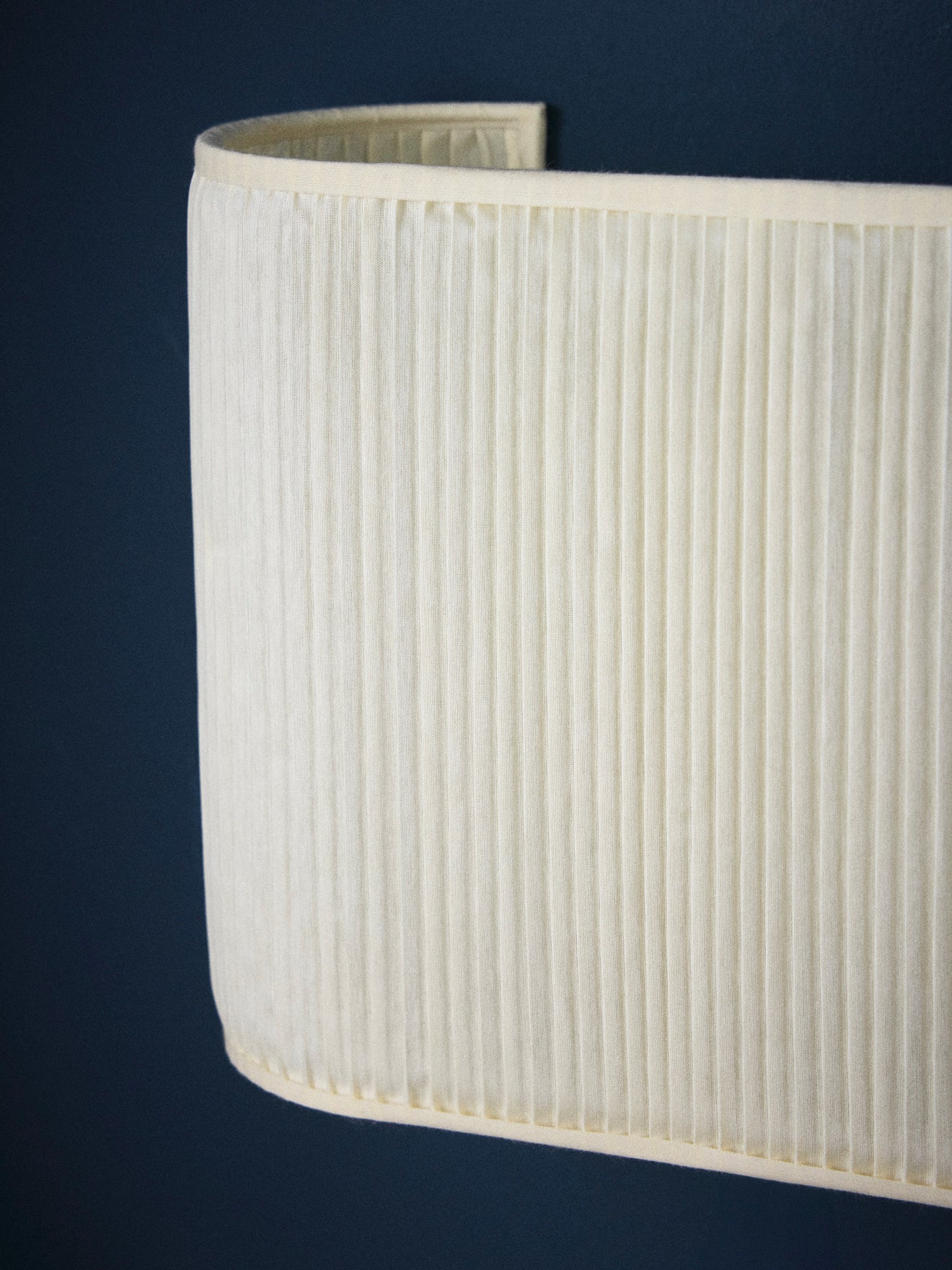 Oval pleated wall lamp