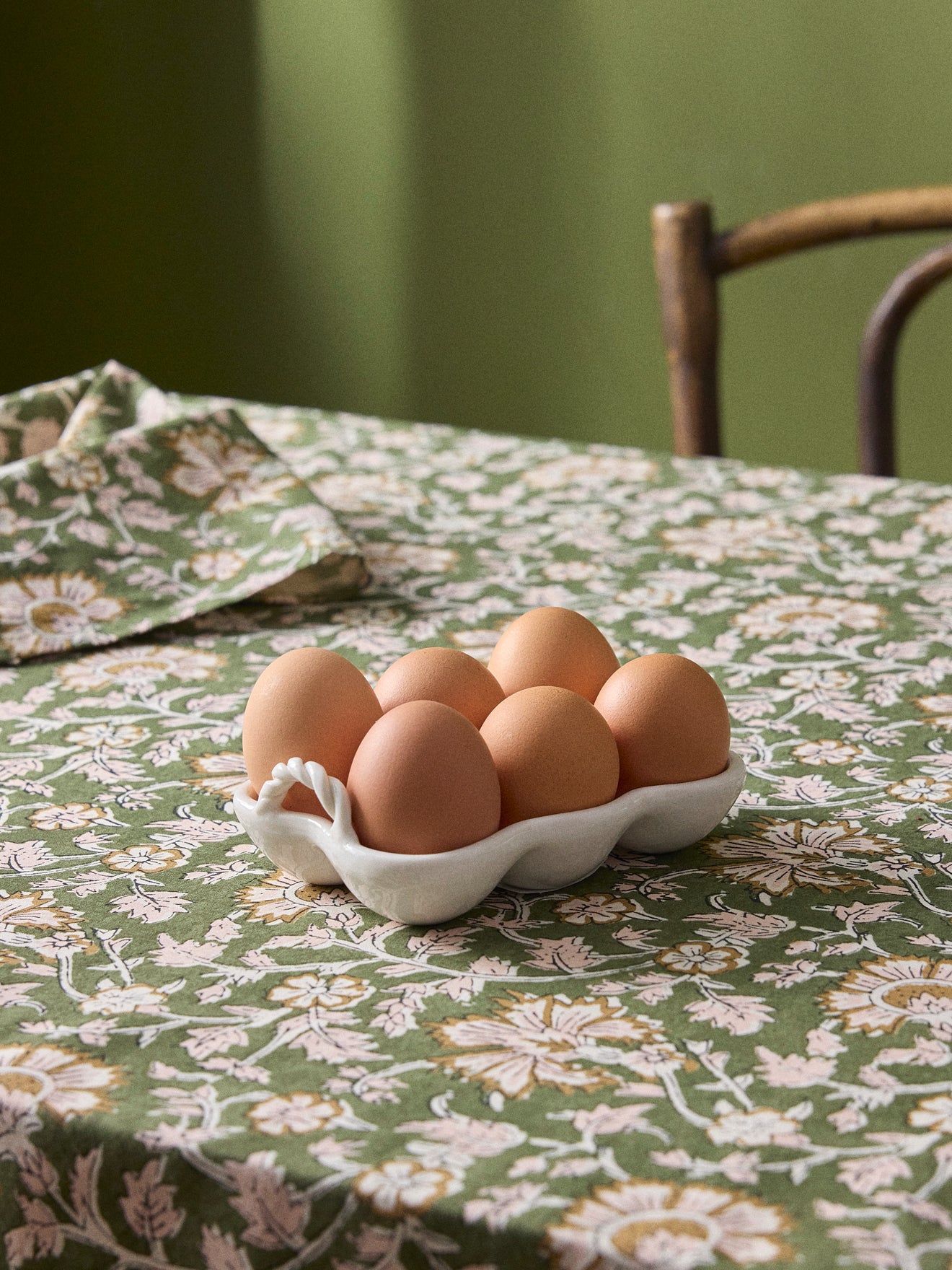 Ceramic egg holder