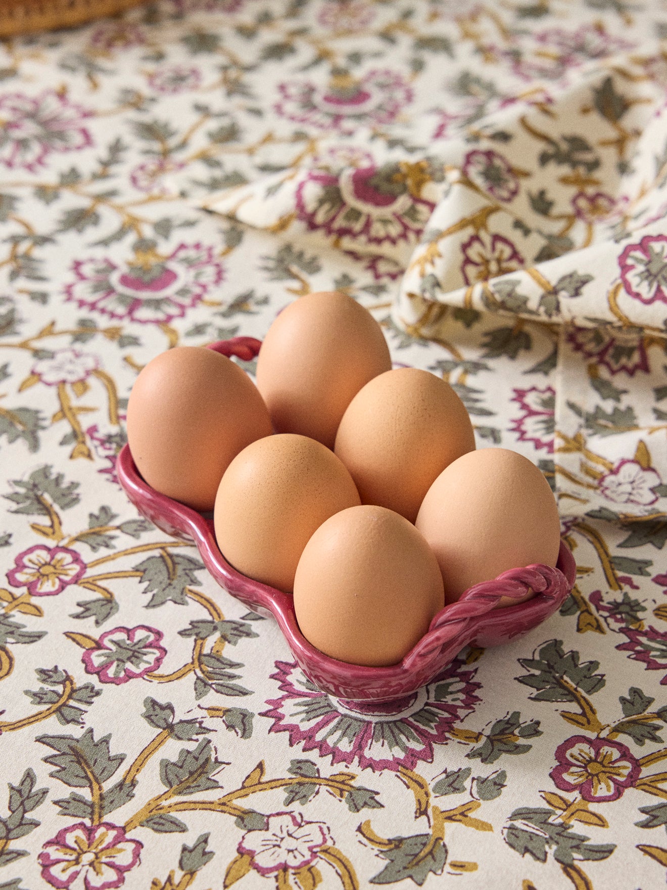 Ceramic egg holder