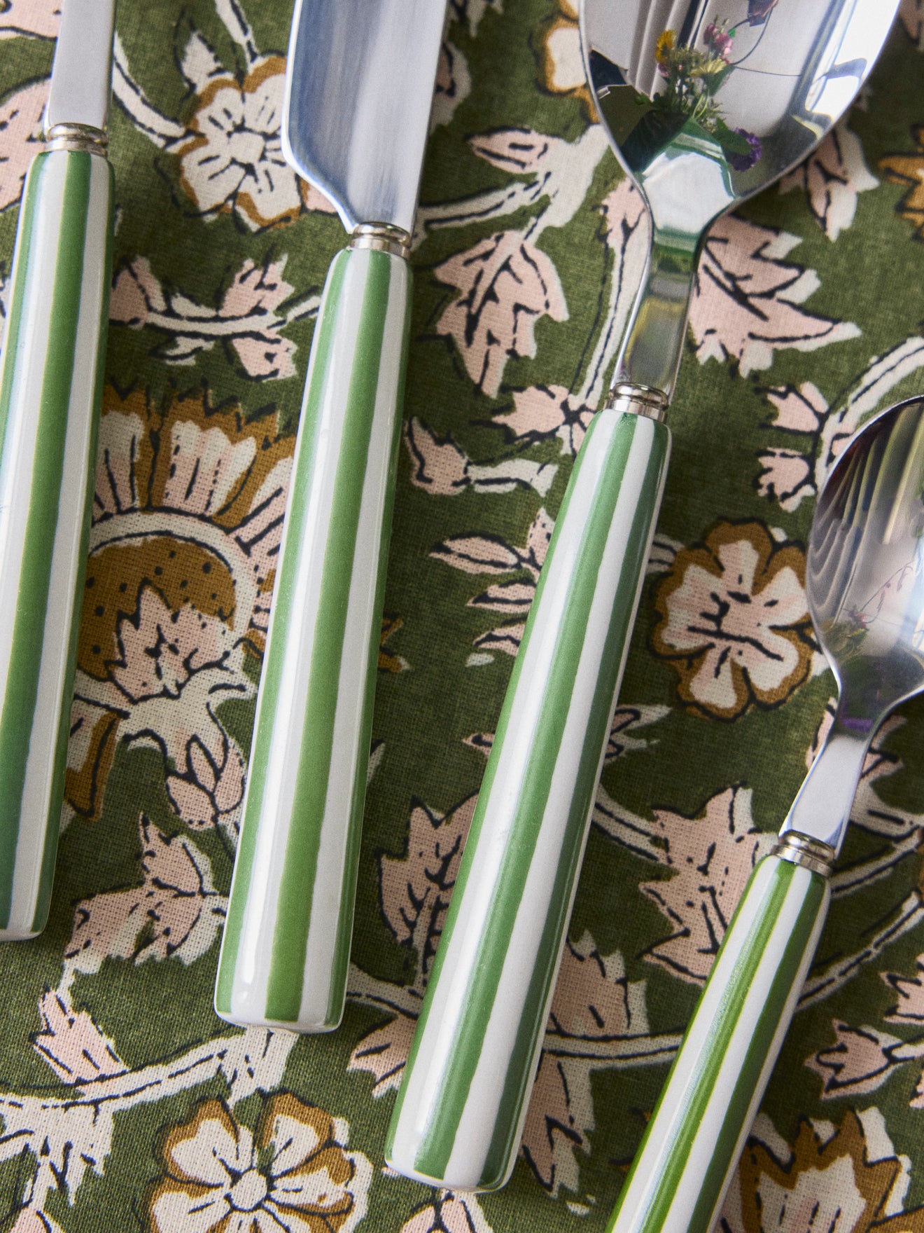 Set of 24 pieces of ceramic flatware