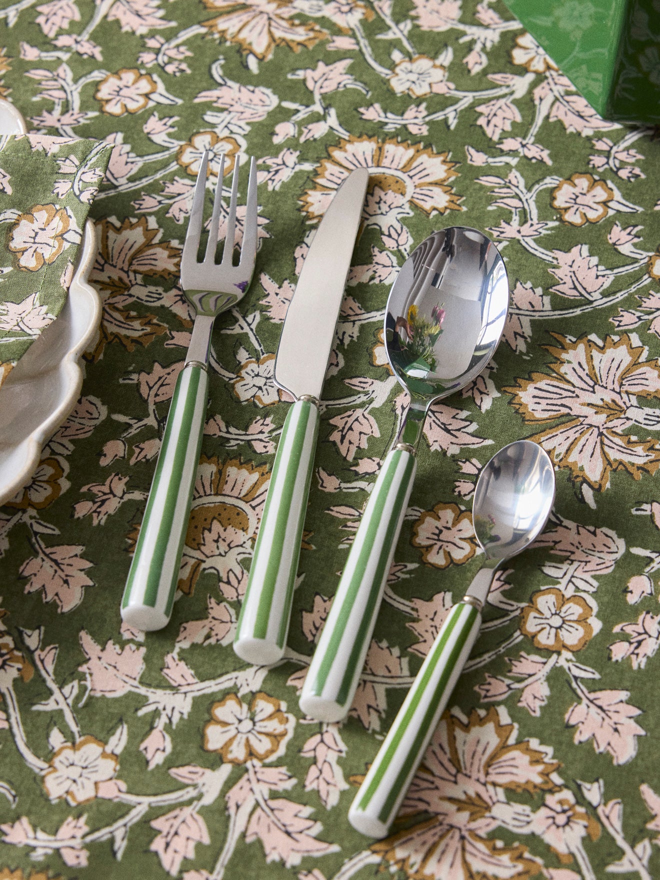Set of 24 pieces of ceramic flatware