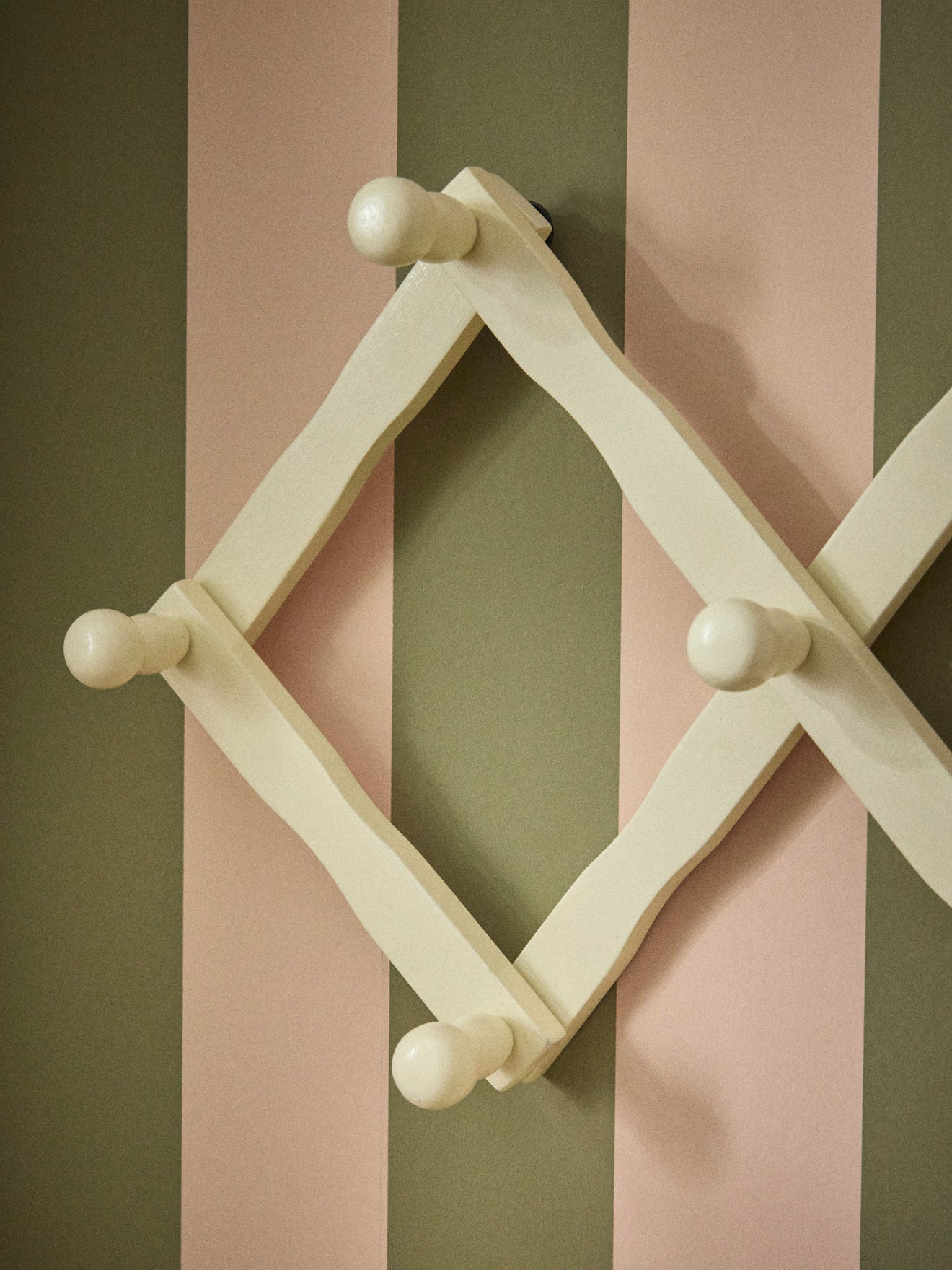 Wooden accordion coat hook