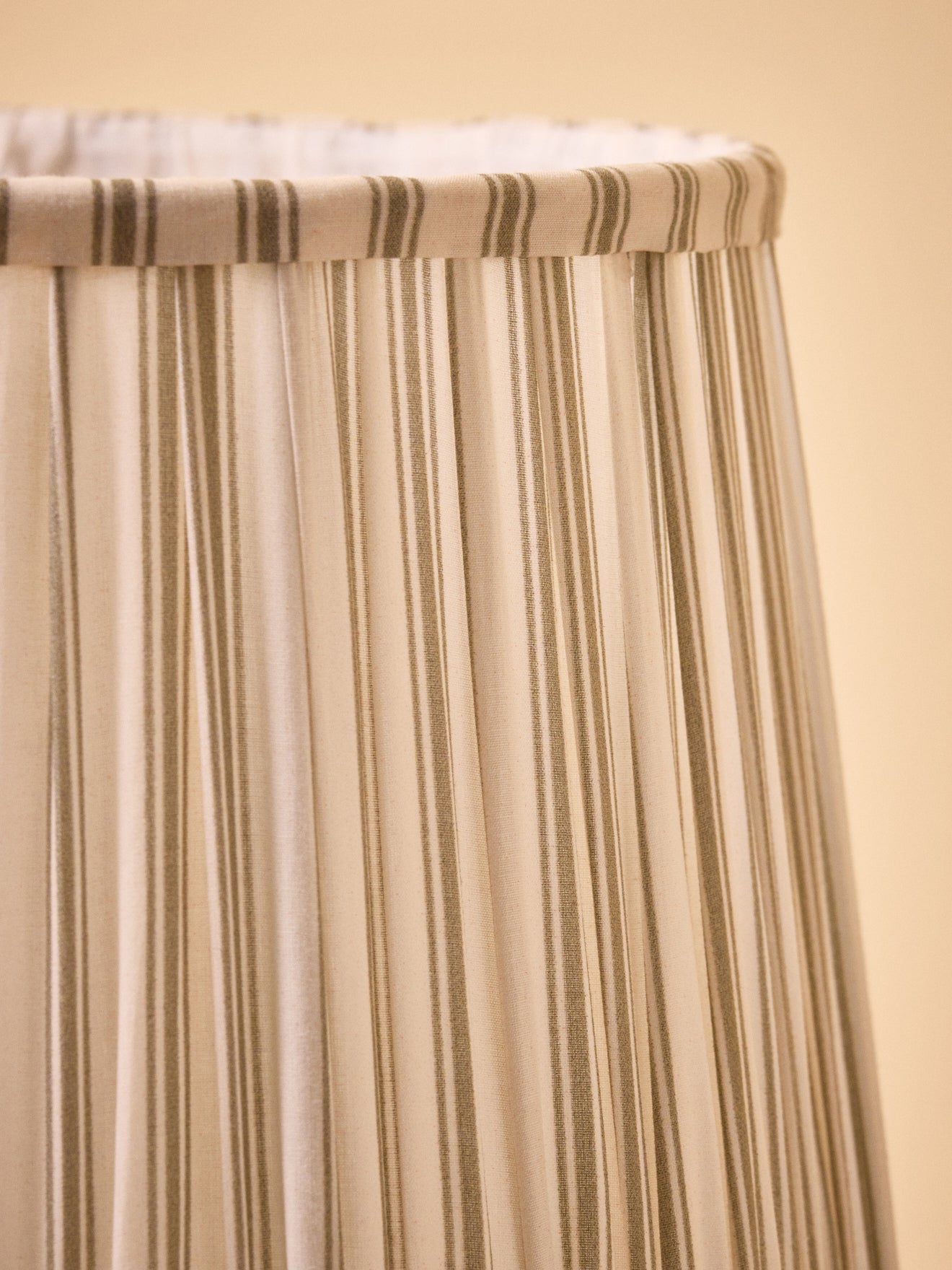 Pleated lamp shade with stripes - small