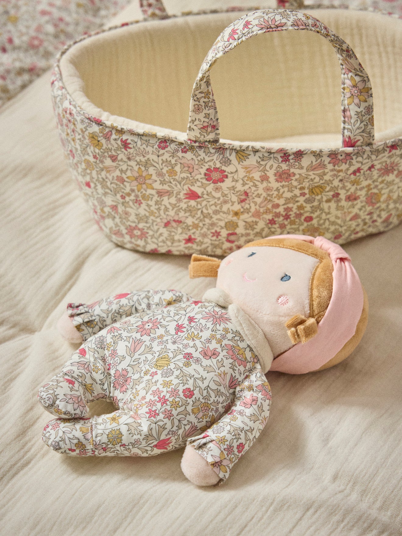 Poupée et couffin en tissu Liberty