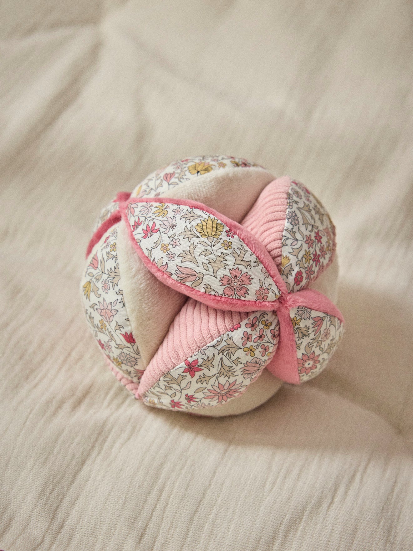 Balle d'éveil en velours et tissu Liberty