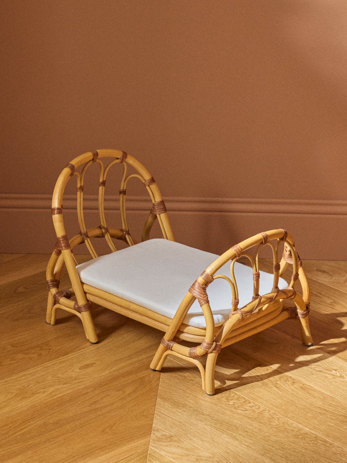 Céleste wicker doll bed