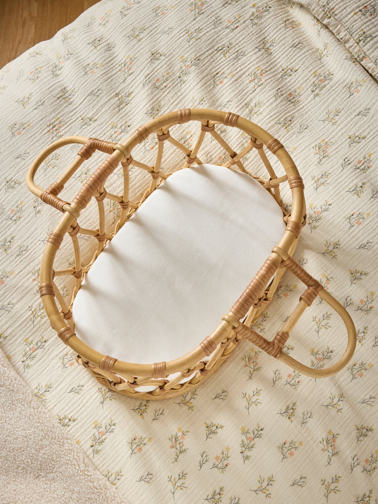 Wicker bassinet for dolls