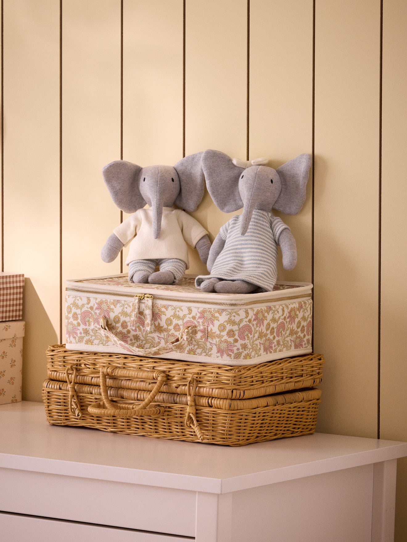 Peluche éléphant en tricot avec un ensemble en point mousse
