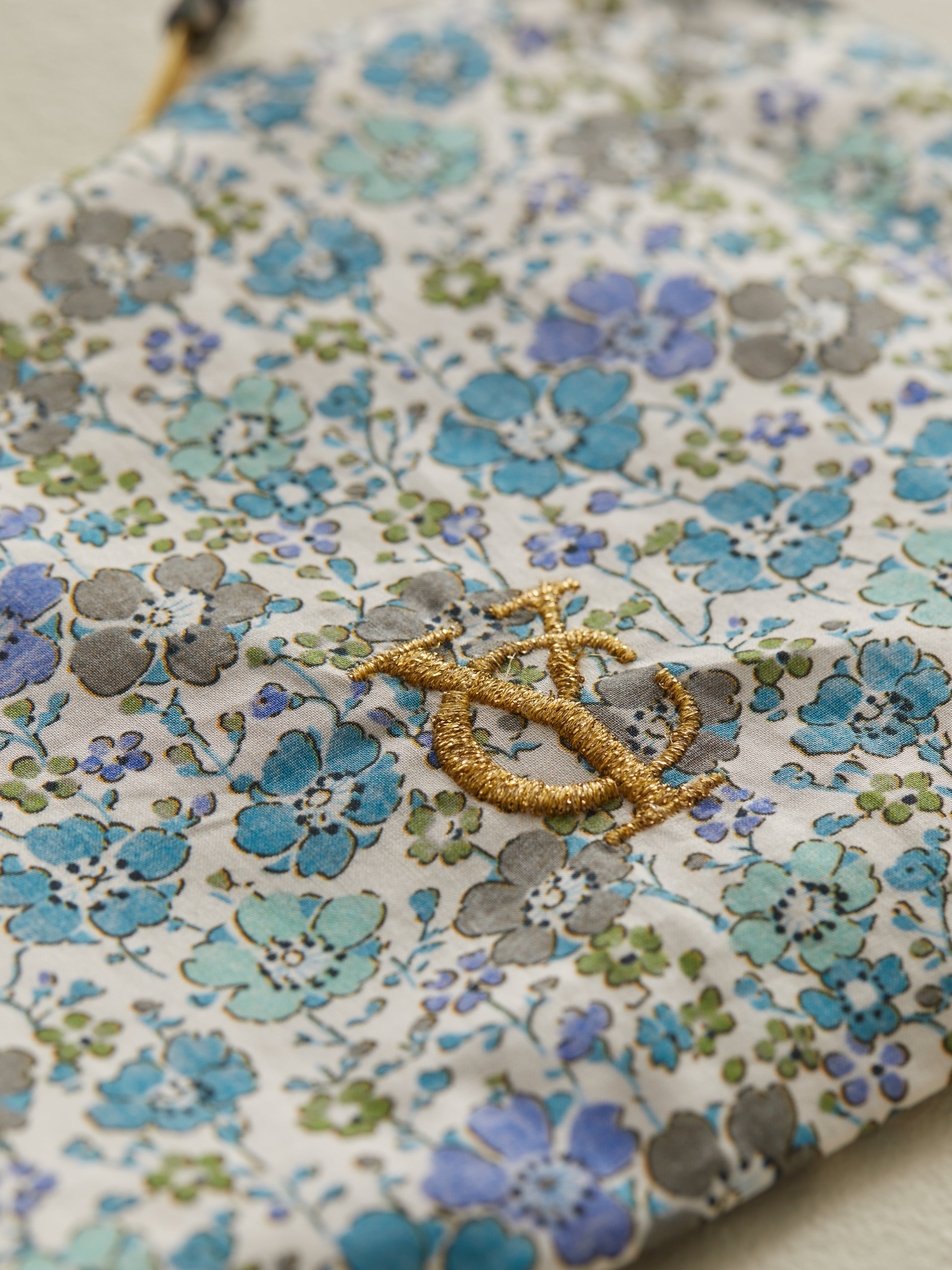Pochette brodée en tissu Liberty - Vente Solidaire