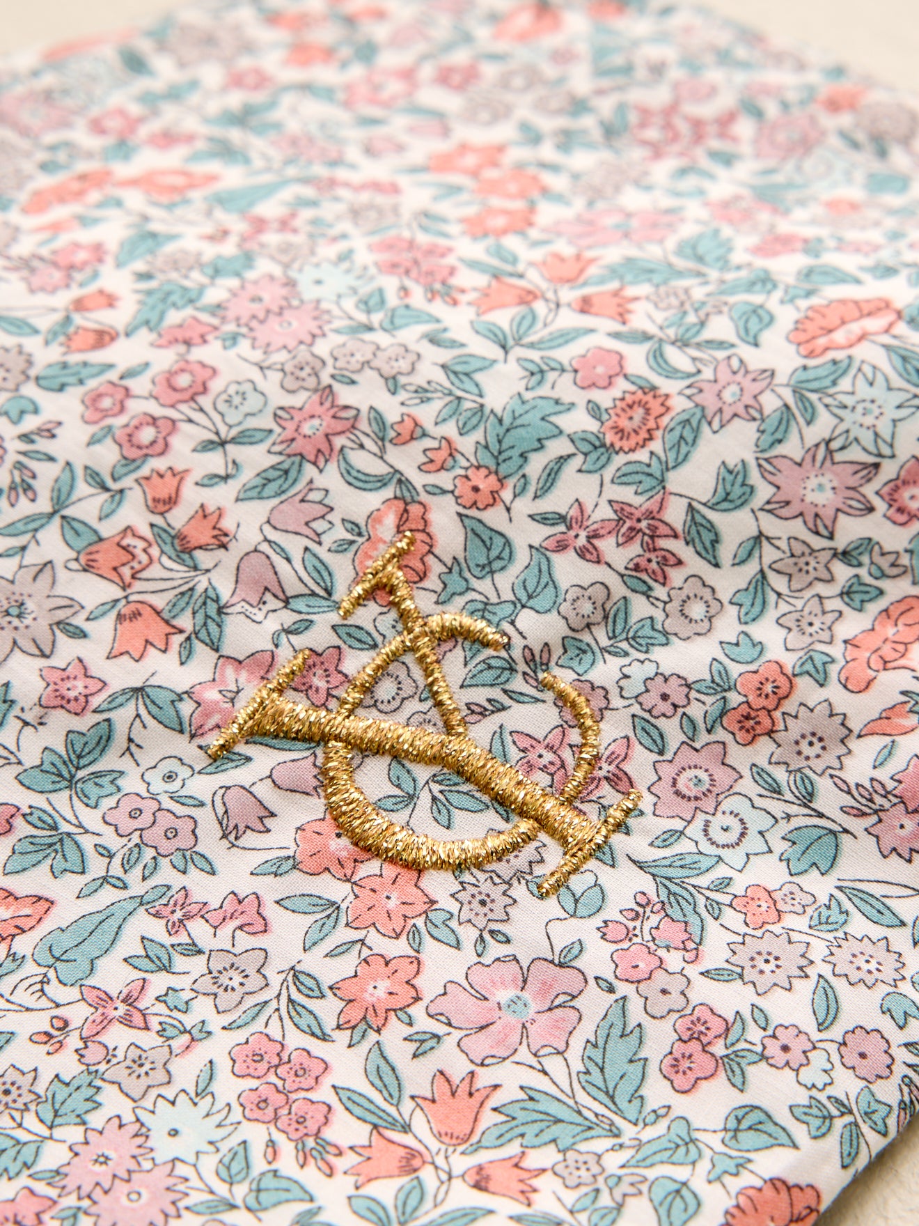 Pochette brodée en tissu Liberty - Vente Solidaire